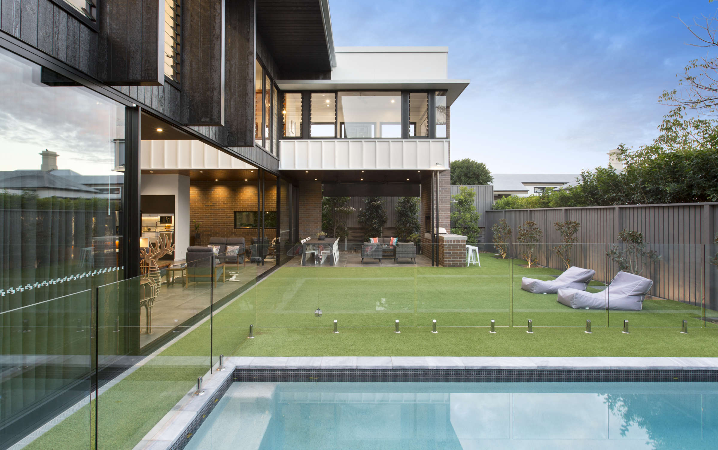  Architectural designed renovation of a traditional queenslander for a growing family, with open plan living that transitions seamlessly from indoor to outdoor in New Farm, Brisbane. 