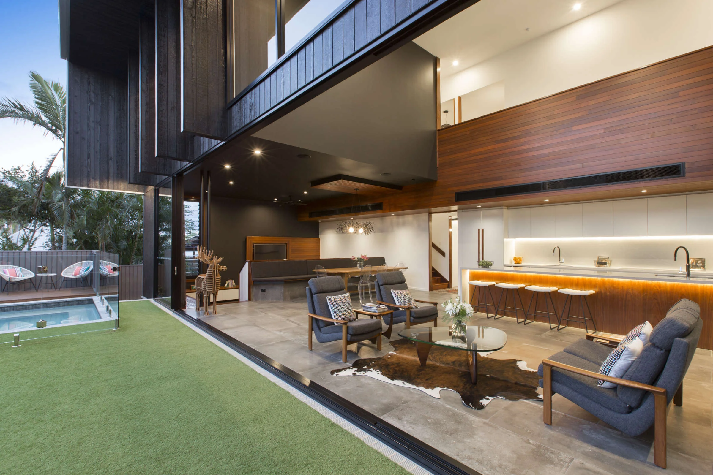  Architectural designed renovation of a traditional queenslander for a growing family, with open plan living that transitions seamlessly from indoor to outdoor in New Farm, Brisbane. 