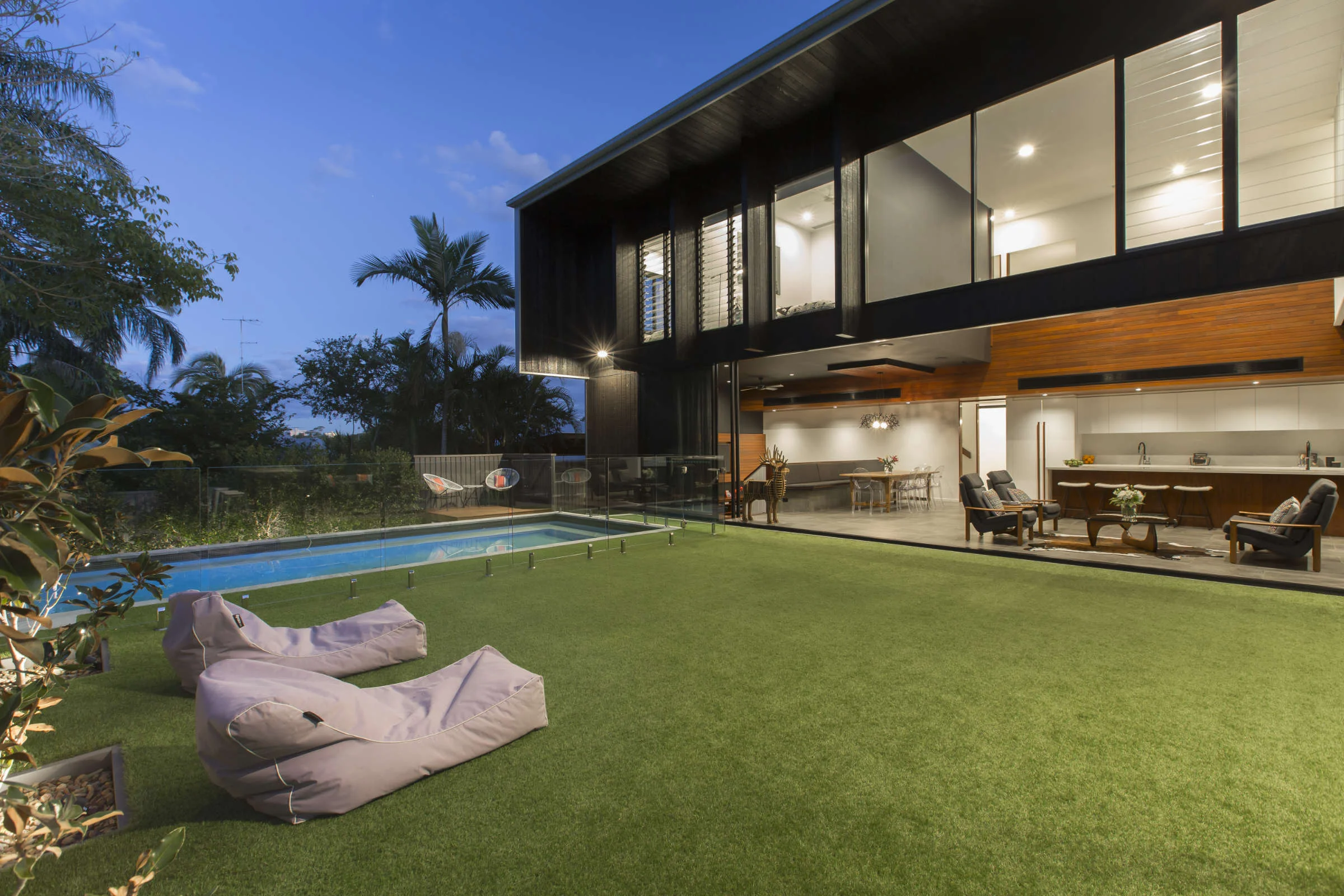  Architectural designed renovation of a traditional queenslander for a growing family, with open plan living that transitions seamlessly from indoor to outdoor in New Farm, Brisbane. 