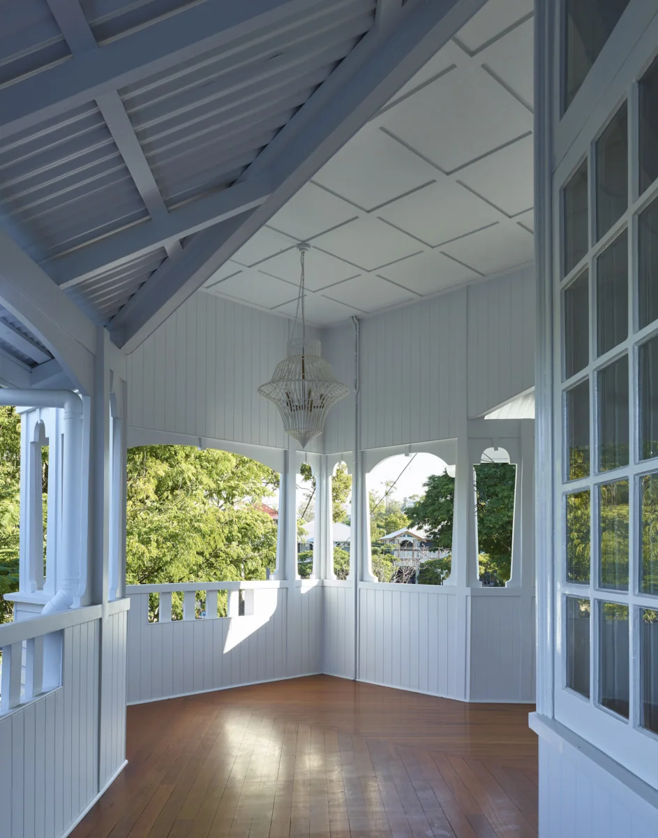  Interior architecture with light and bright touches. 