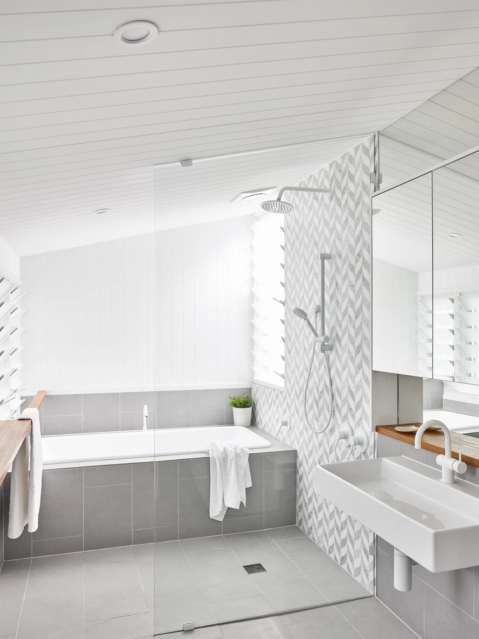  The interior architecture is simple, clean and contemporary and reflects modern living and design. 