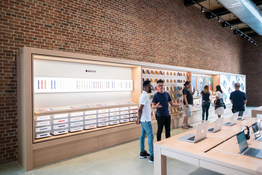 https-%2F%2Fblueprint-api-production.s3.amazonaws.com%2Fuploads%2Fcard%2Fimage%2F160149%2FWilliamsburg_Apple_Store_Opening_34.jpg