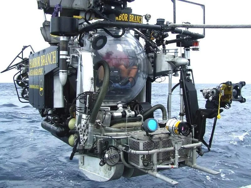 submersible_operation_deep_scope_launch_recovery_harbor_branch_oceanography.jpg