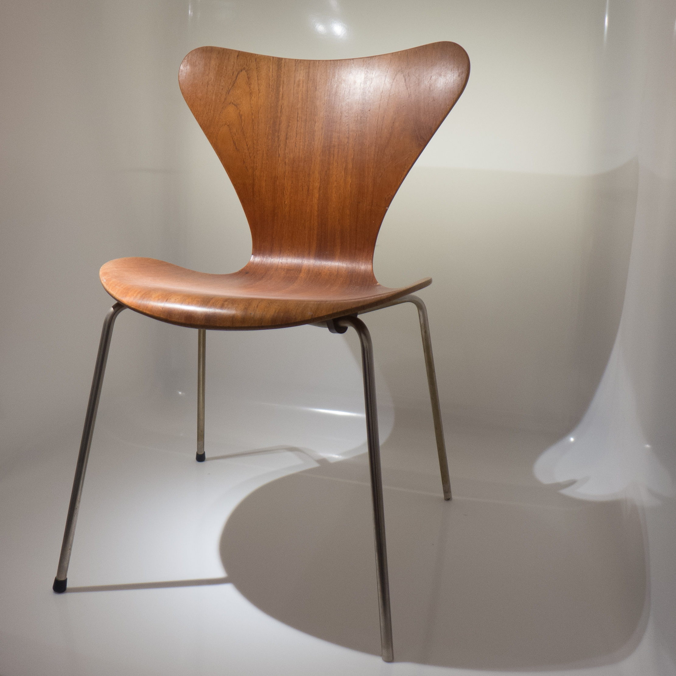 1955_Serie 7 swing by Arne Jacobsen for Louis Vuitton