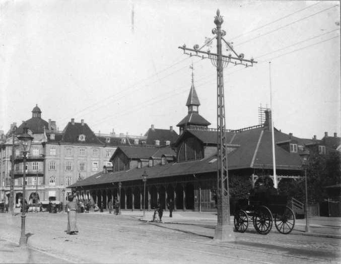 Østerport_Station_with_tramway_pylon.jpg