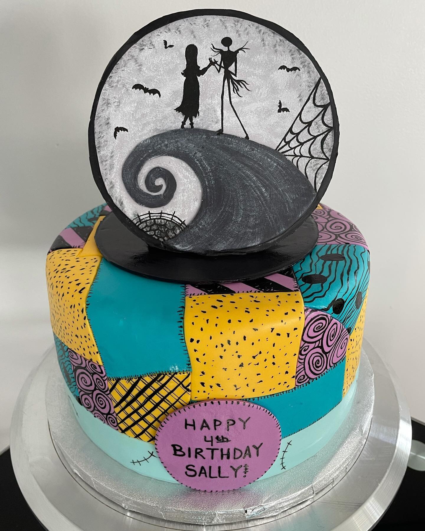 Sallys dress pattern stole the show in our #nightmarebeforechristmas cakey today. Chocolate buttermilk cake, white chocolate ganache, cookies and cream buttercream, with our marshmallow fondant covering. All cake and topper deco was hand sculpted, pa