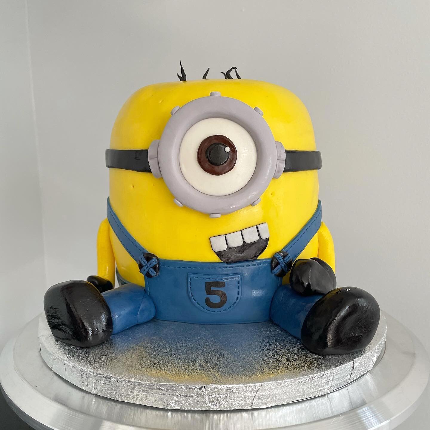 No despicable #minions here! This little dood is vanilla buttermilk cake, strawberry jam, strawberry buttercream filling and decorated with our homemade #marshmallow #fondant 

#cake #cakes #cakesofinstagram #cakestagram #cakesofig #cakesofinsta #yum