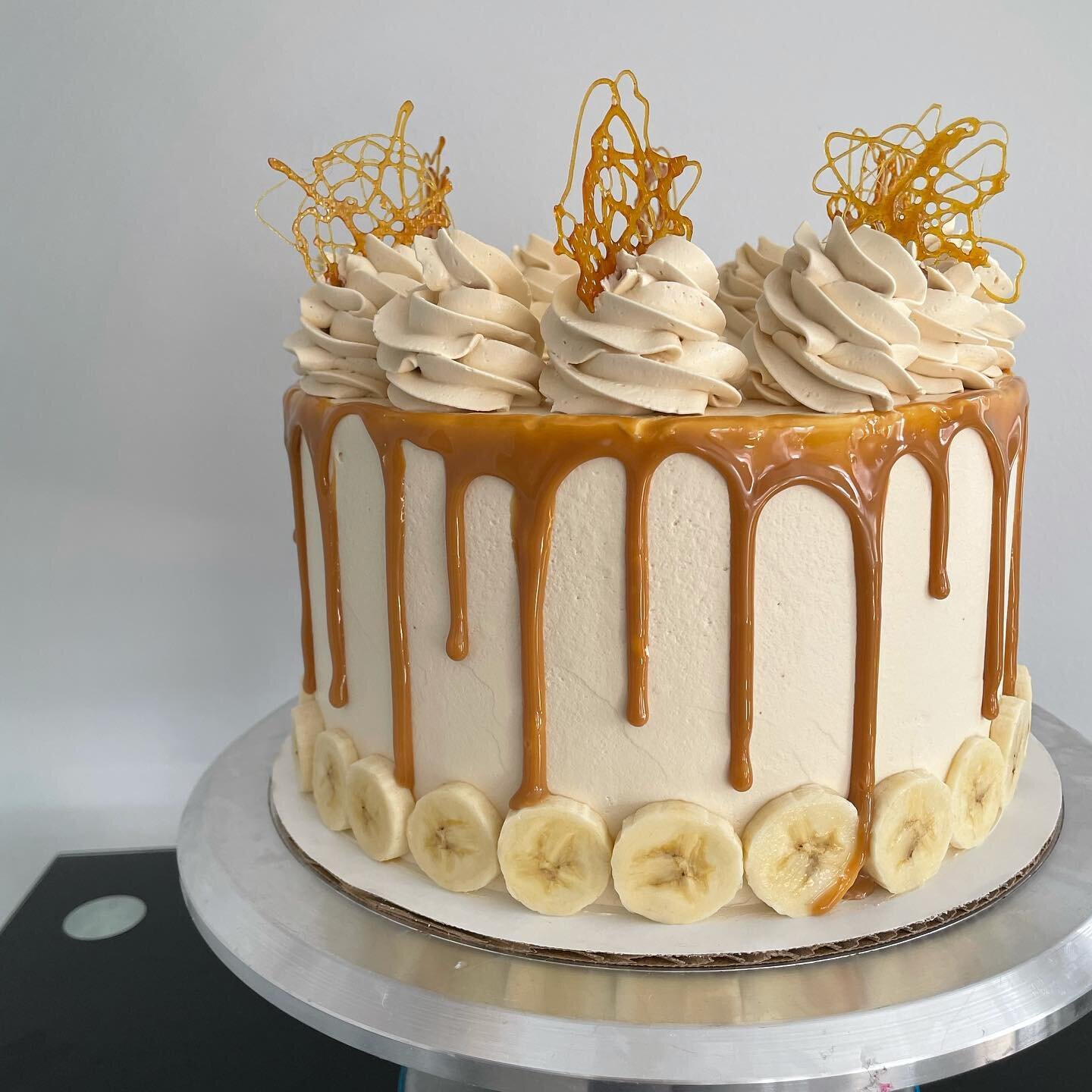 Hey sweet tooth&rsquo;s! 👋 it&rsquo;s Banoffee time.
Banana 🍌 cake, dulce de leche, banana custard, dulce de leche buttercream. #YUM

#nomnomnom #yummy #dulcedeleche #caramel #banana #banoffee #sweet #sweets #sweetsofig #sweetsofinstagram #cake #ca