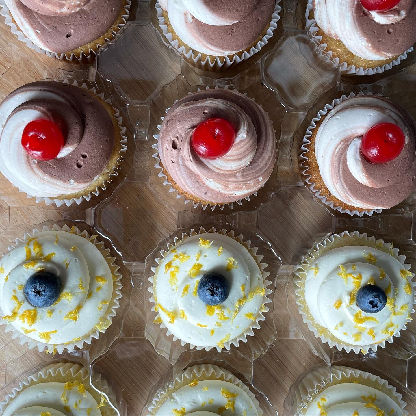 #bananasplit and #lemonblueberry cupcakes 🧁for days!

#cupcakes #cupcake #cupcakesofinstagram #cupcakesofig #lemon #blueberry #banana #nomnomnom #yummy #sweet #cuppycakes #cherry #dessert #dessertsofinstagram