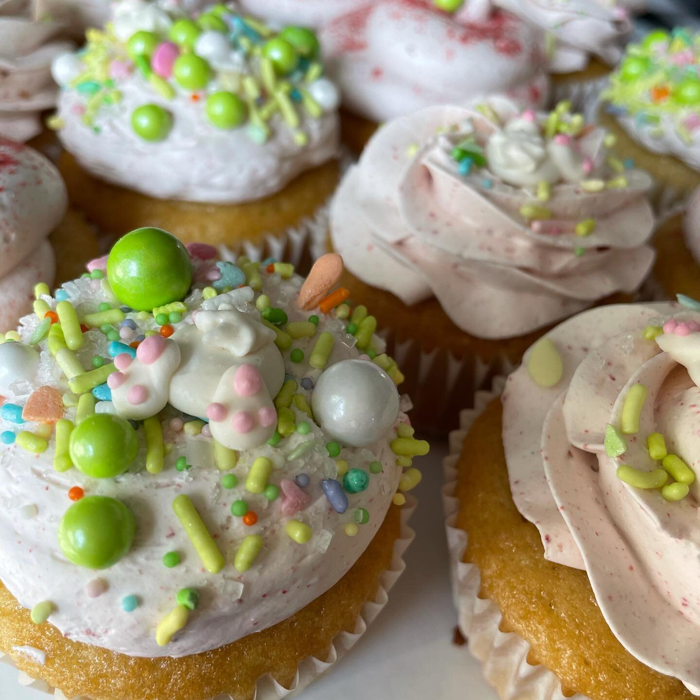 Happy #bunny day! Snacking on strawberry vanilla cuppycakes with lil bunny butt sprinkles from @sprinklepop.shop ❤️ 

#cupcake #cupcakes #easter #cuppycakes #strawberry #vanilla #sprinkles #aww #cupcakesofinstagram #cupcakesofig #cupcakelove