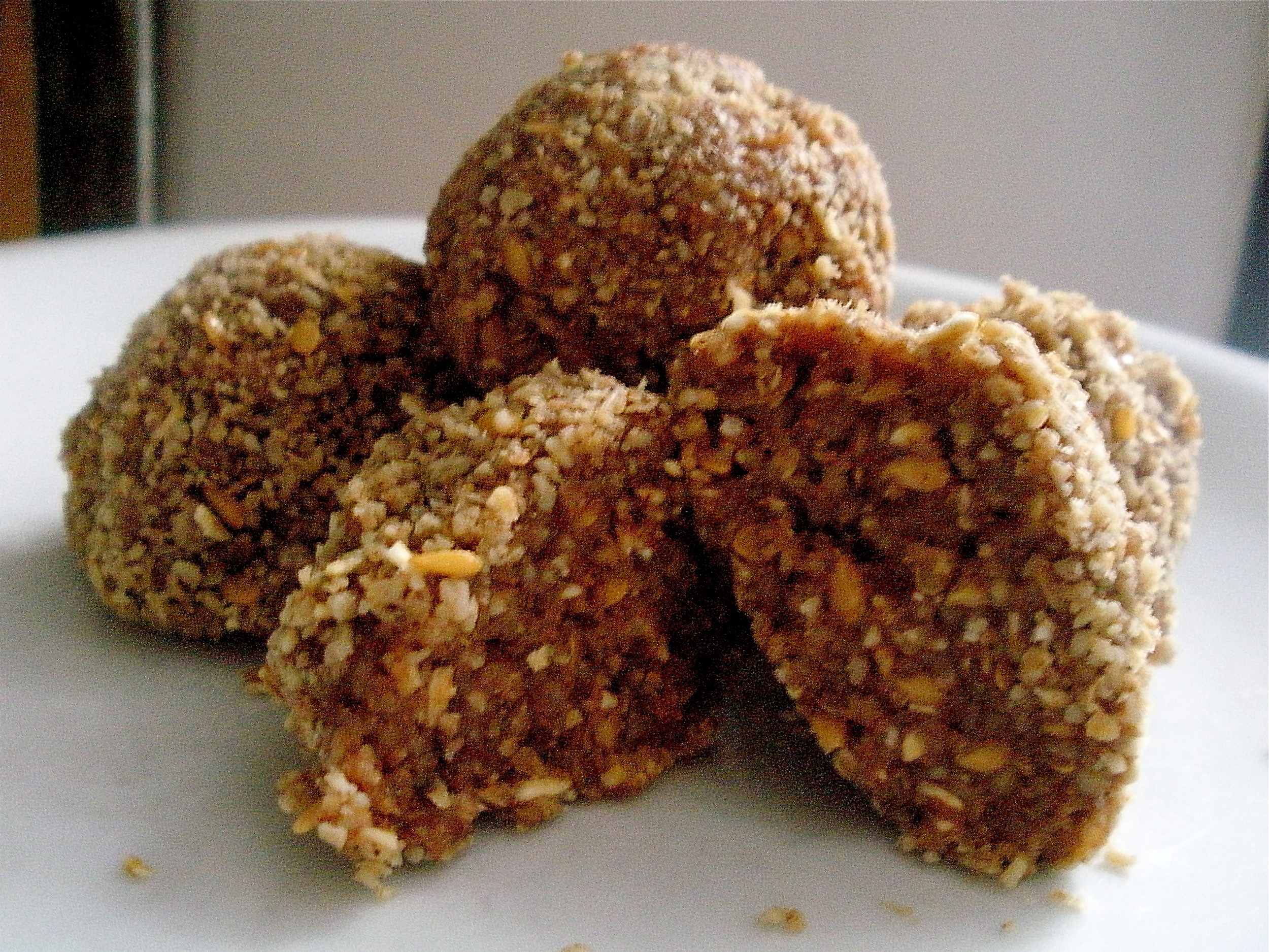 No-bake Apple Butter Bites. Taste like fruit and nut truffles!