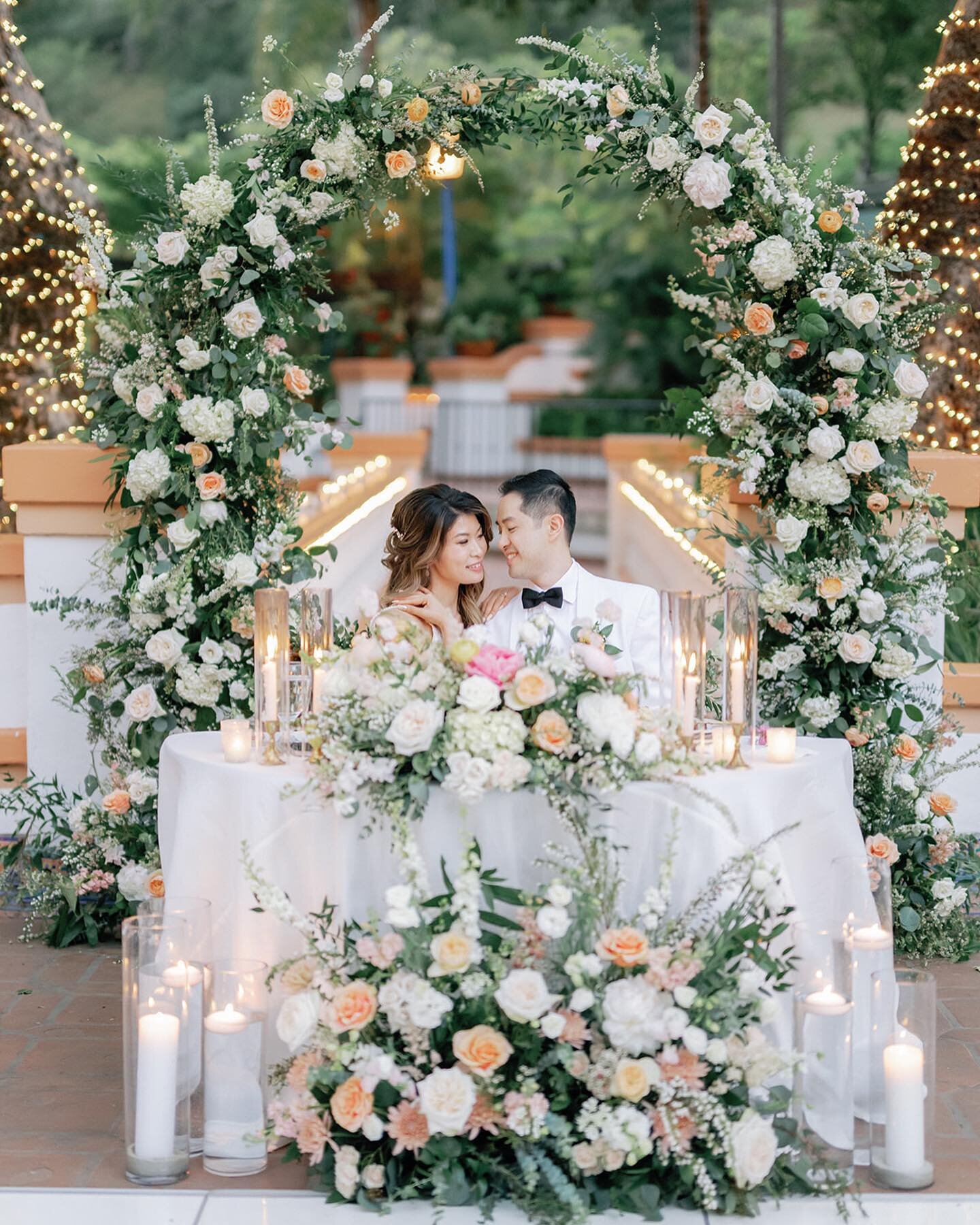 When flowers are truly a reflection of a happy couple. 💐⁣
⁣⁣⁣⁣⁣⁣⁣⁣ ⁣⁣⁣⁣⁣
Bridal HMUA: #mmbmanning⁣⁣⁣⁣⁣⁣
Venue: @rancholaslomas⁣⁣⁣
Planning: @weddingsbysh⁣⁣⁣
Photography: @aliciaminkphoto⁣⁣⁣
Videography: @daybreakweddings⁣⁣⁣
Florals: @thebloomoftime⁣