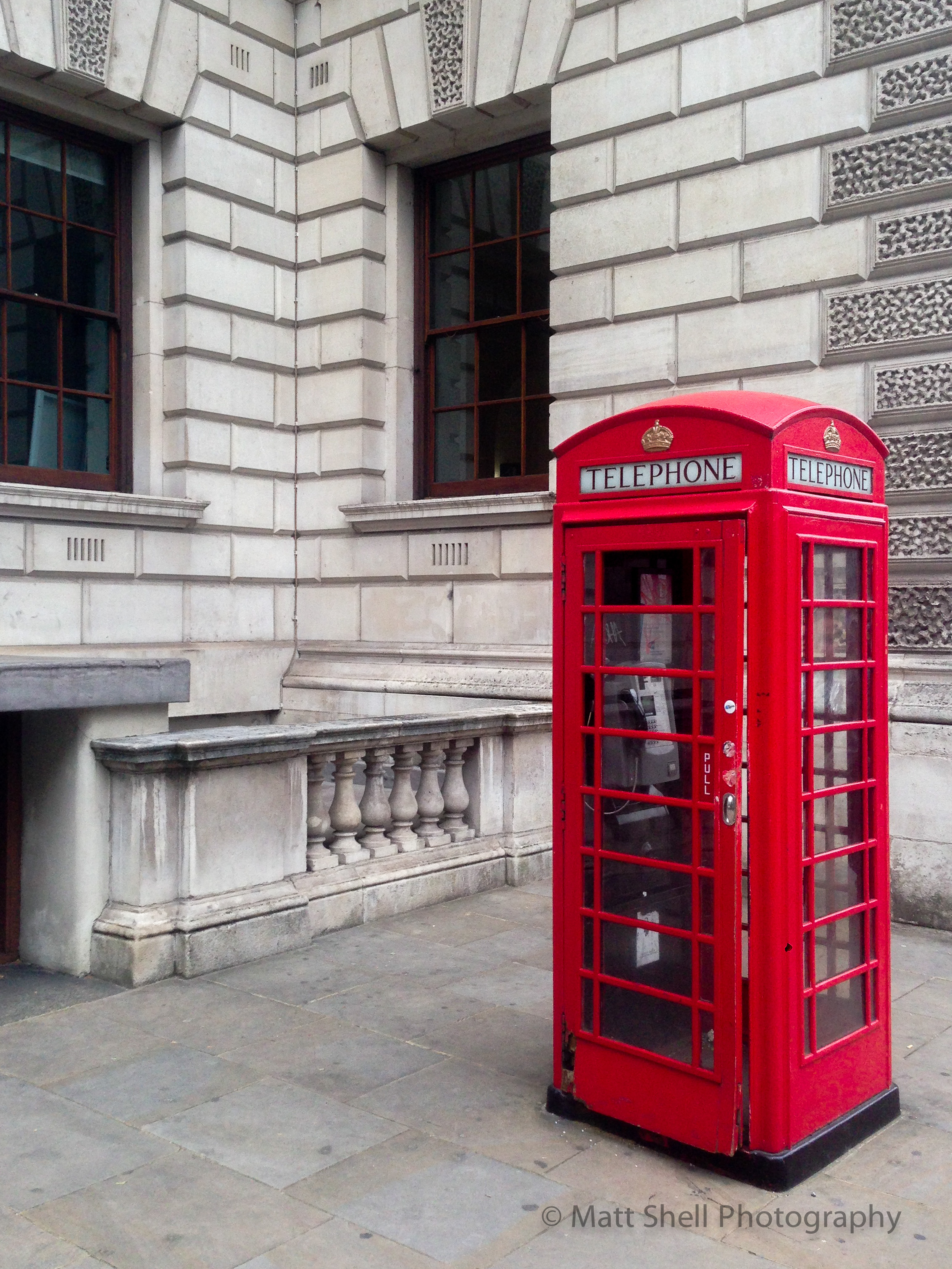 What is this? A phone booth? NO, it's a phone box... I told you... you weren't listening. Let's try again. What's this? A phone box? Good.