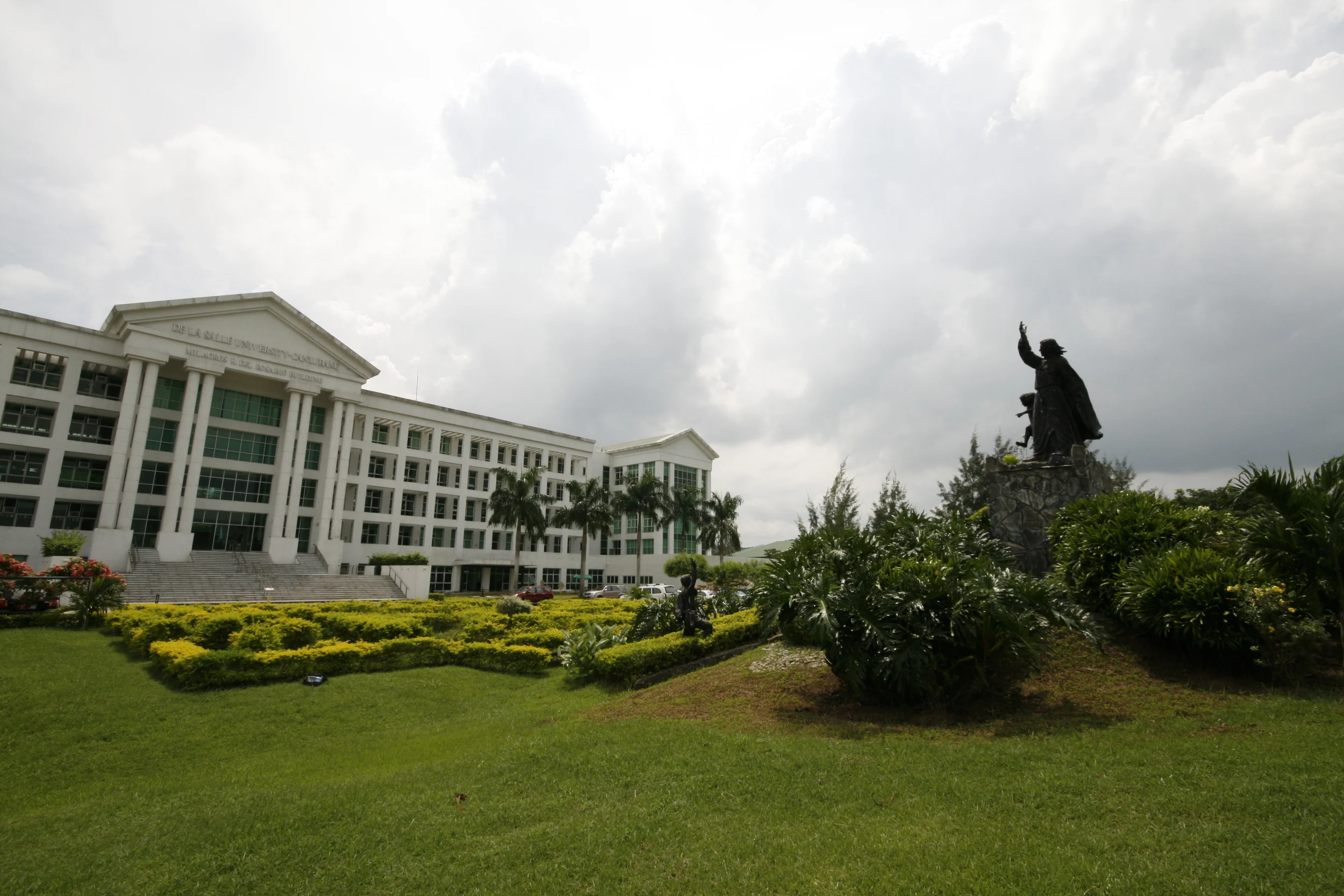 De La Salle University Science Technology Complex
