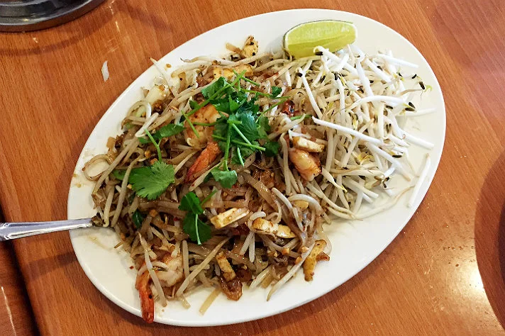 yai-restaurant-pad-thai.jpg