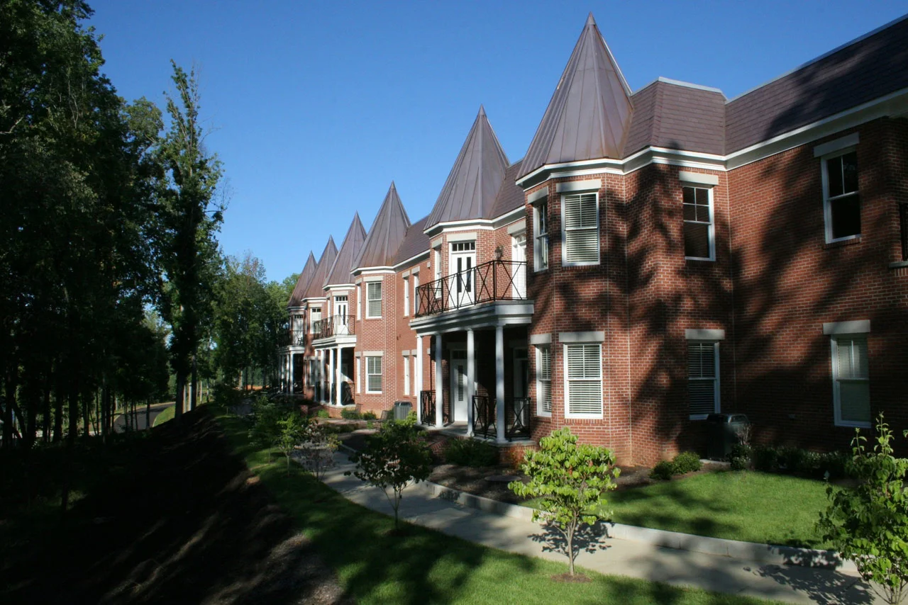 Claygate: Only 36 single level rowhomes and lifestyle villas will be located on this twenty acre parcel. Units inside Claygate range from 1700 to 2600 square feet. All units have ten ft ceilings, granite countertops, elaborate crown molding and base board packages, stainless steel appliances and two car garages. All residents in Claygate have access to a private six acre park and are within an easy walk to Old Capitol Town and Ladd Landing's swimming pool and wellness center.
