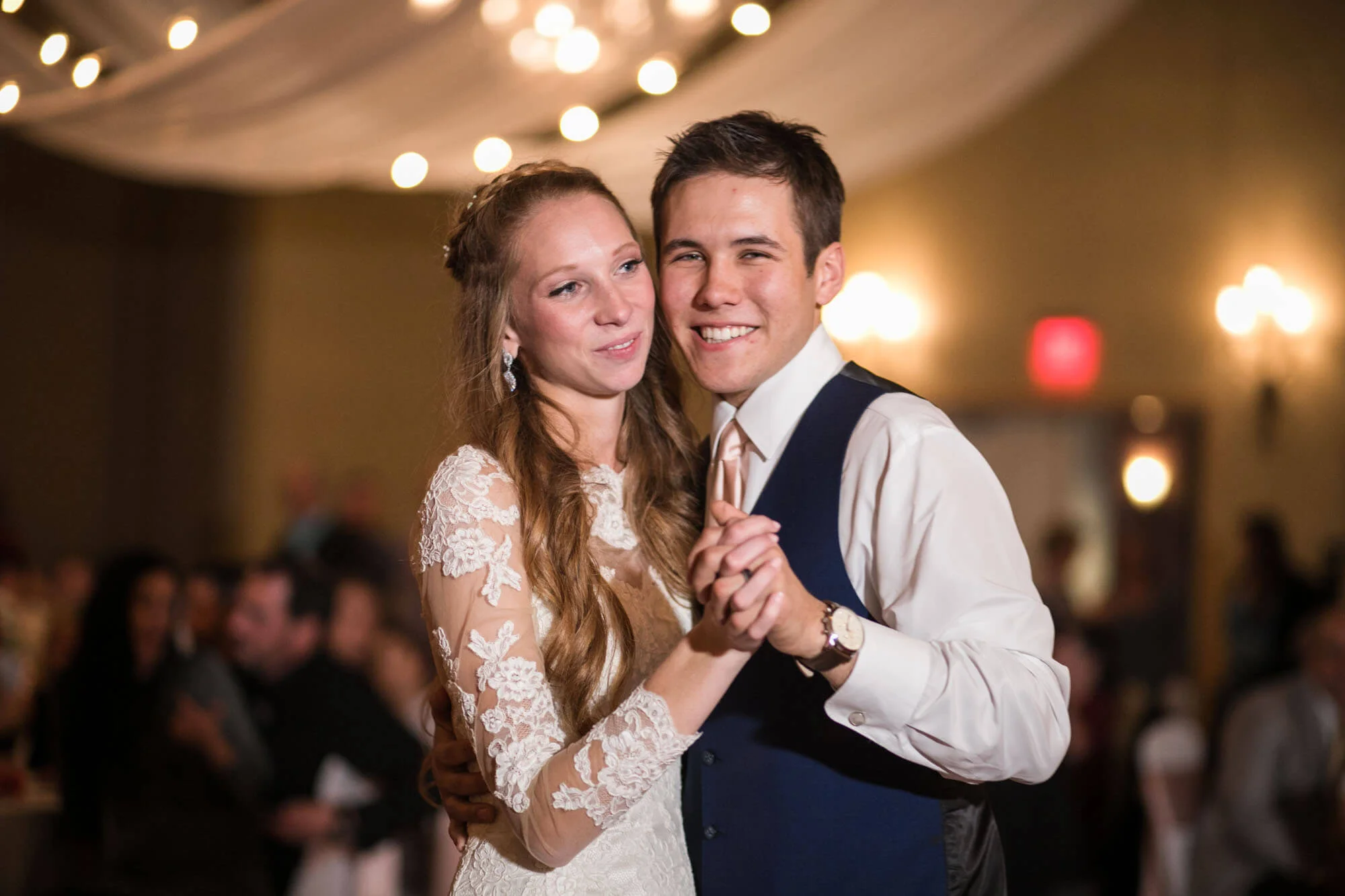 hilton-garden-inn-perrysburg-wedding-photos-210.jpg