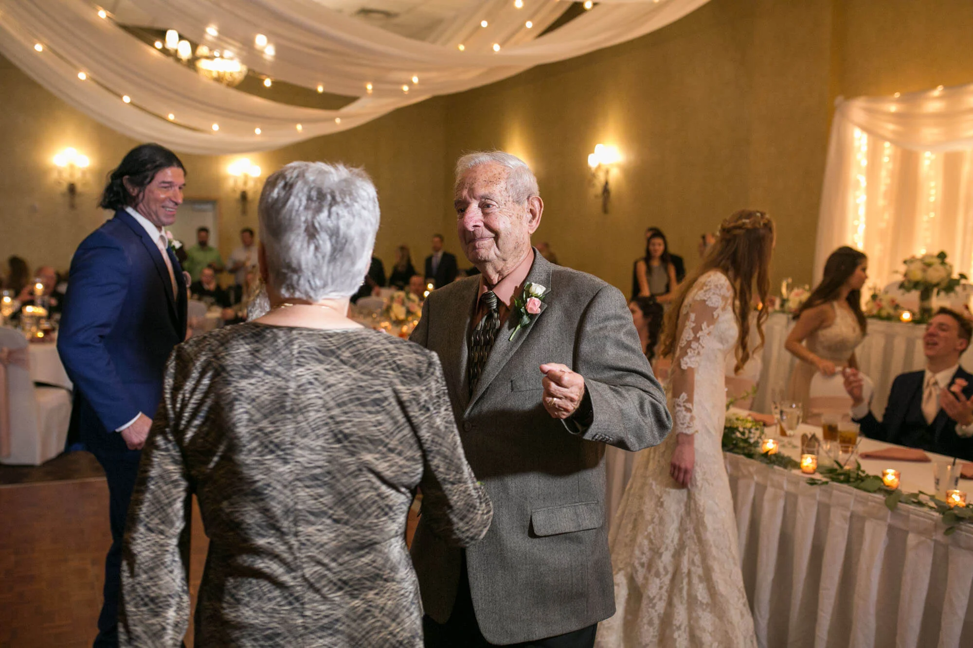 hilton-garden-inn-perrysburg-wedding-photos-216.jpg