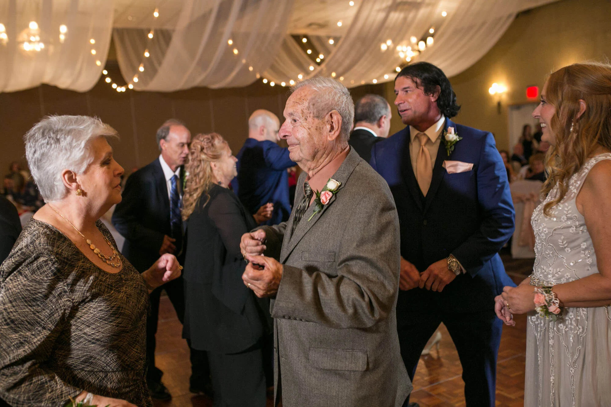 hilton-garden-inn-perrysburg-wedding-photos-217.jpg