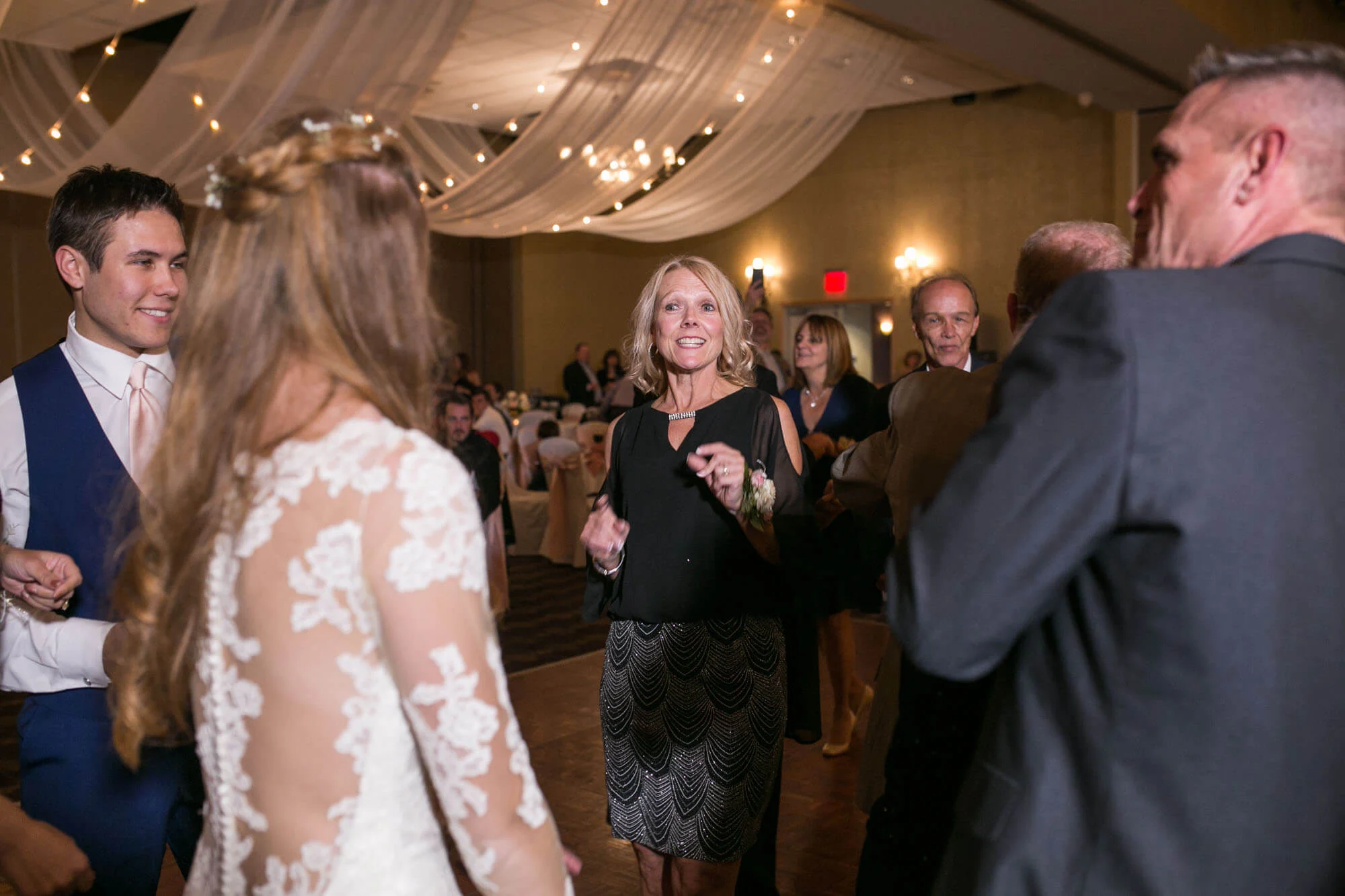 hilton-garden-inn-perrysburg-wedding-photos-218.jpg