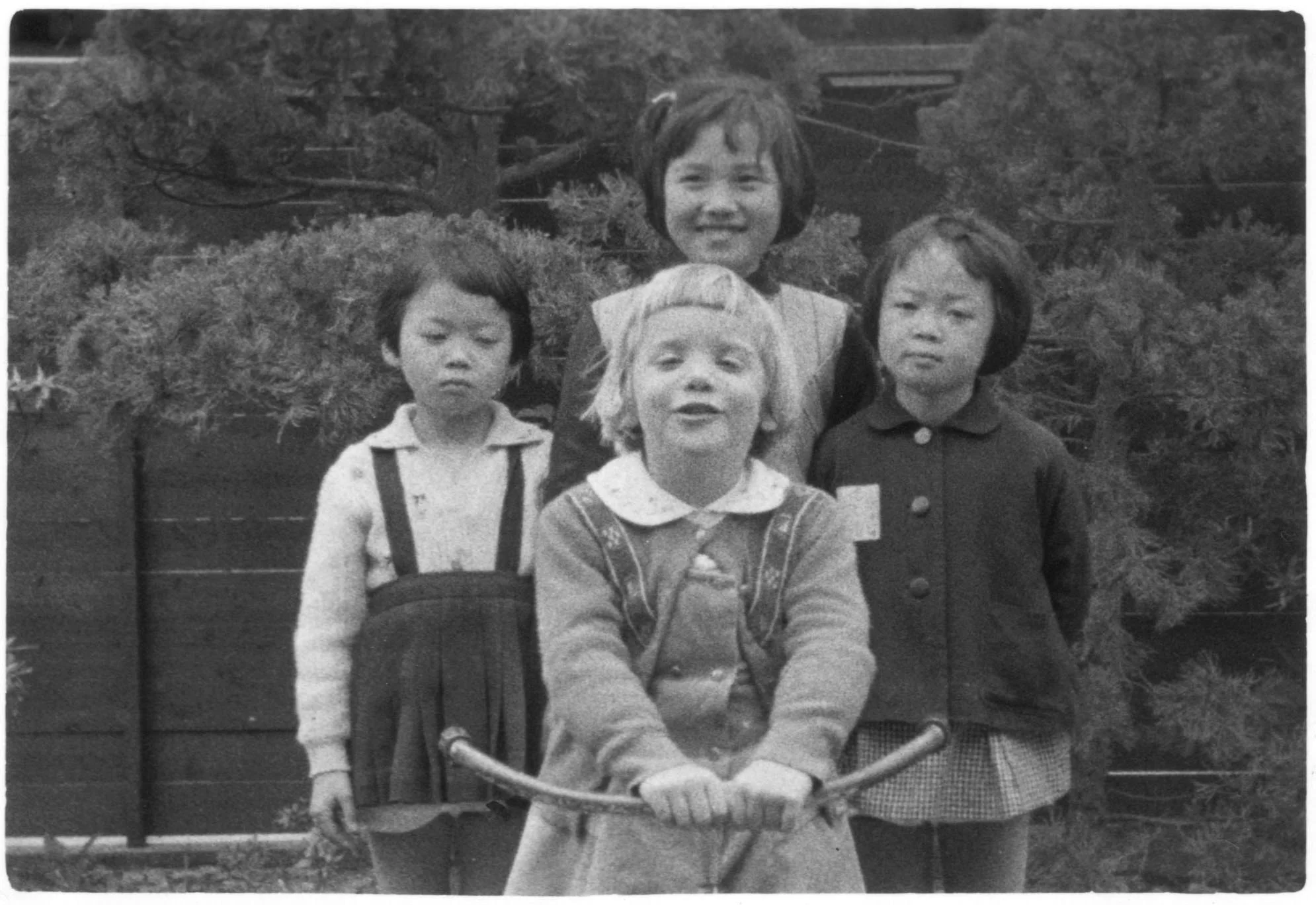Linda_and_her_playmates 2.jpg