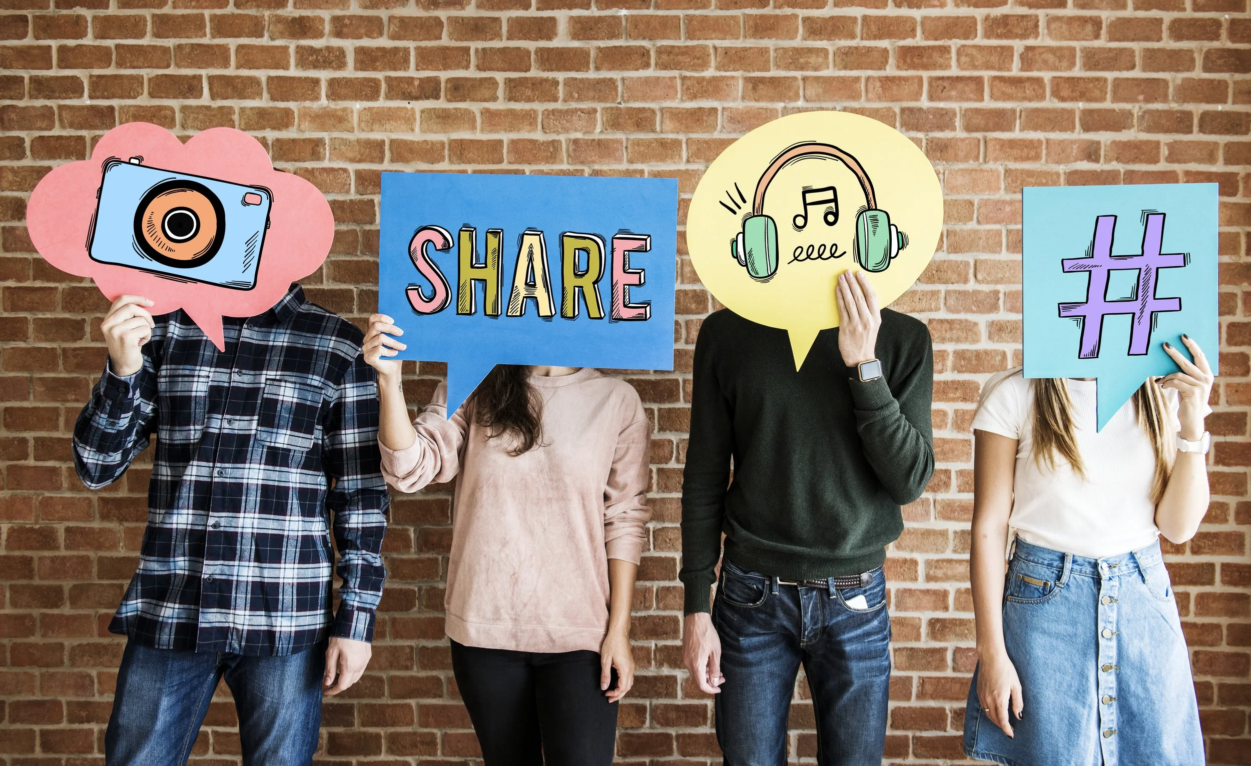 friends-holding-up-thought-bubbles-with-social-med-2023-11-27-04-55-25-utc copia.jpg