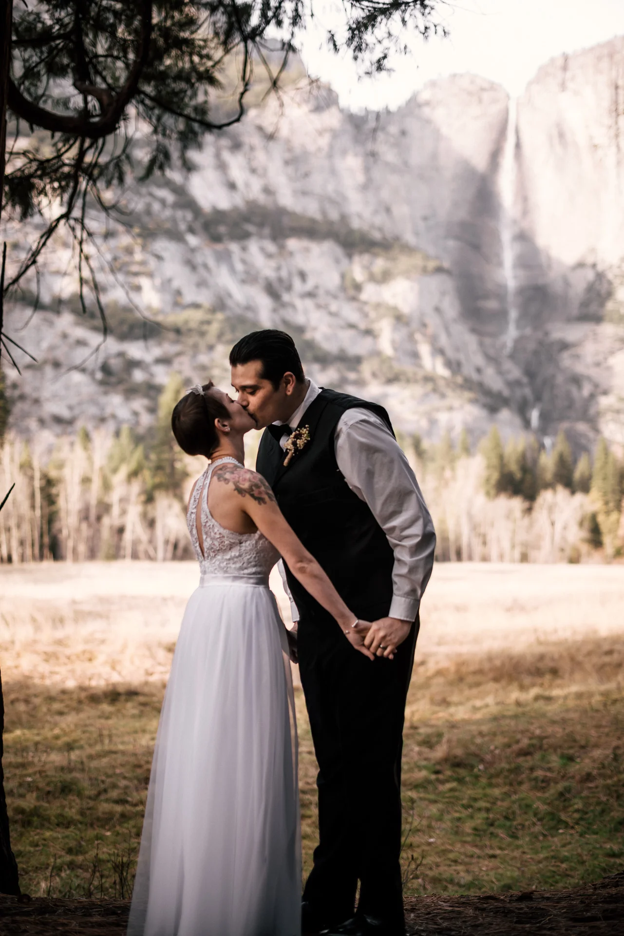 yosemite elopement first kiss
