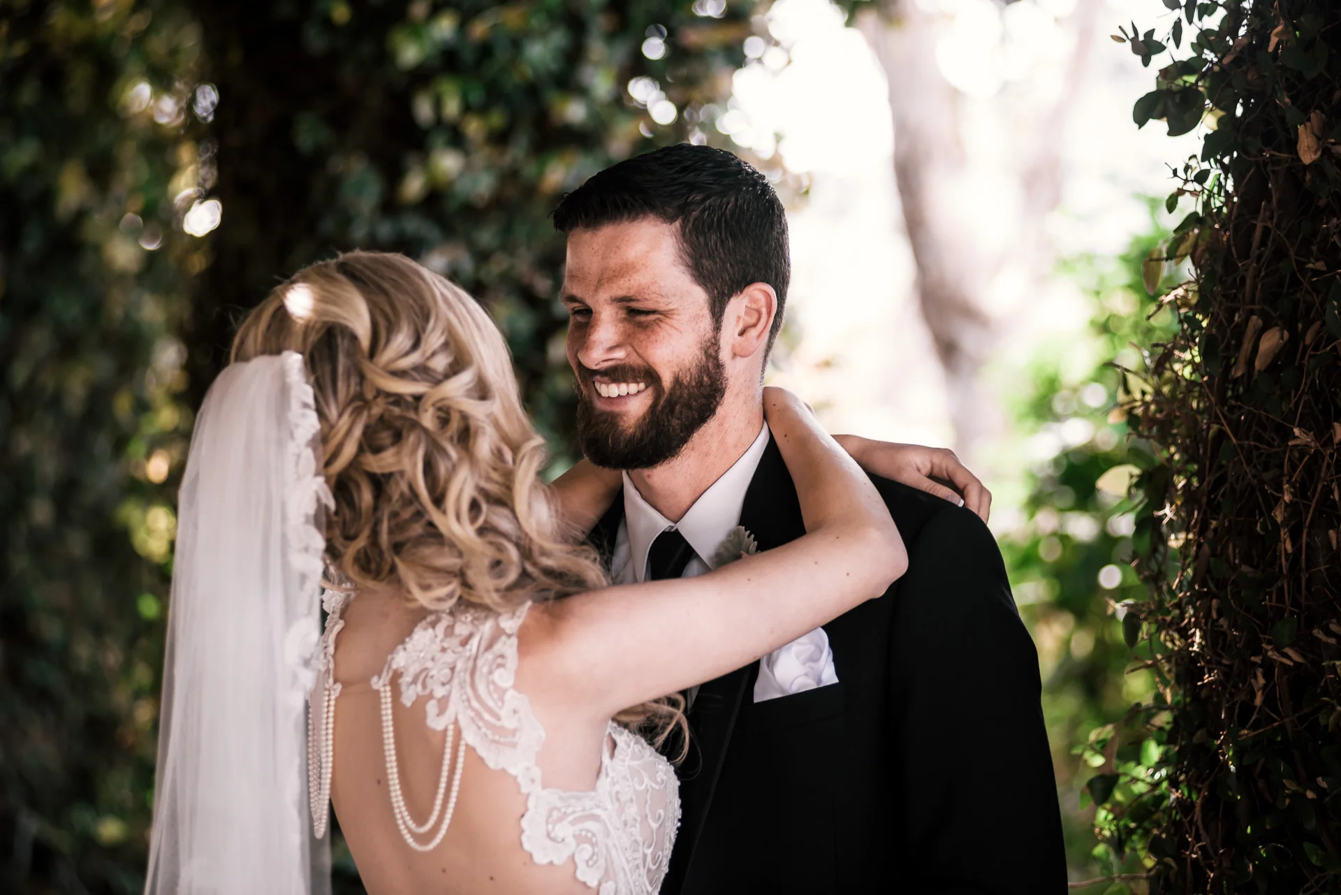 happy bride and groom at the Twin Oaks Golf Course in San Marcos, San Diegos premier wedding venue