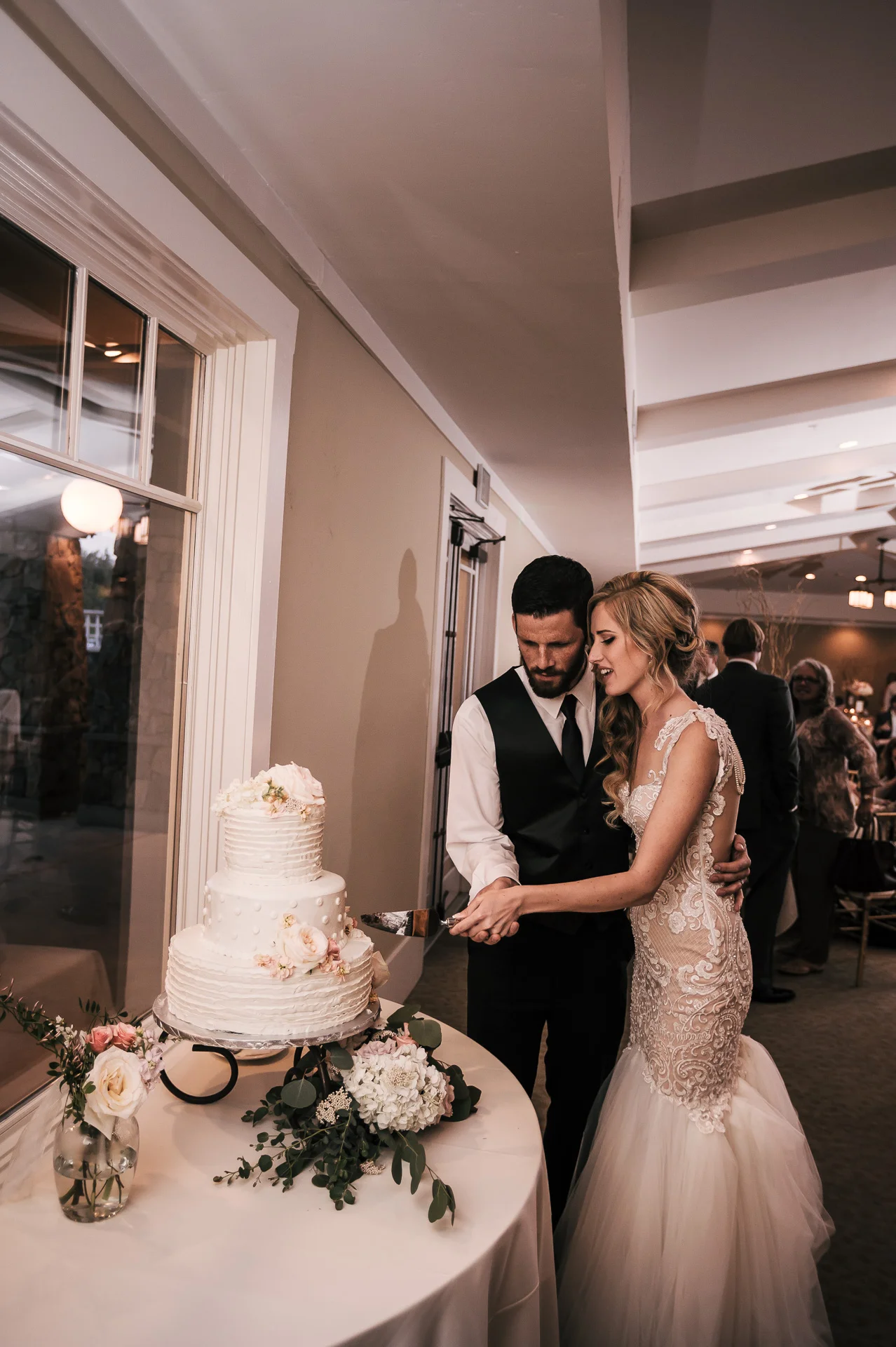 bride and groom cut the cake at the Twin Oaks Golf Course in San Marcos, San Diegos premier wedding venue