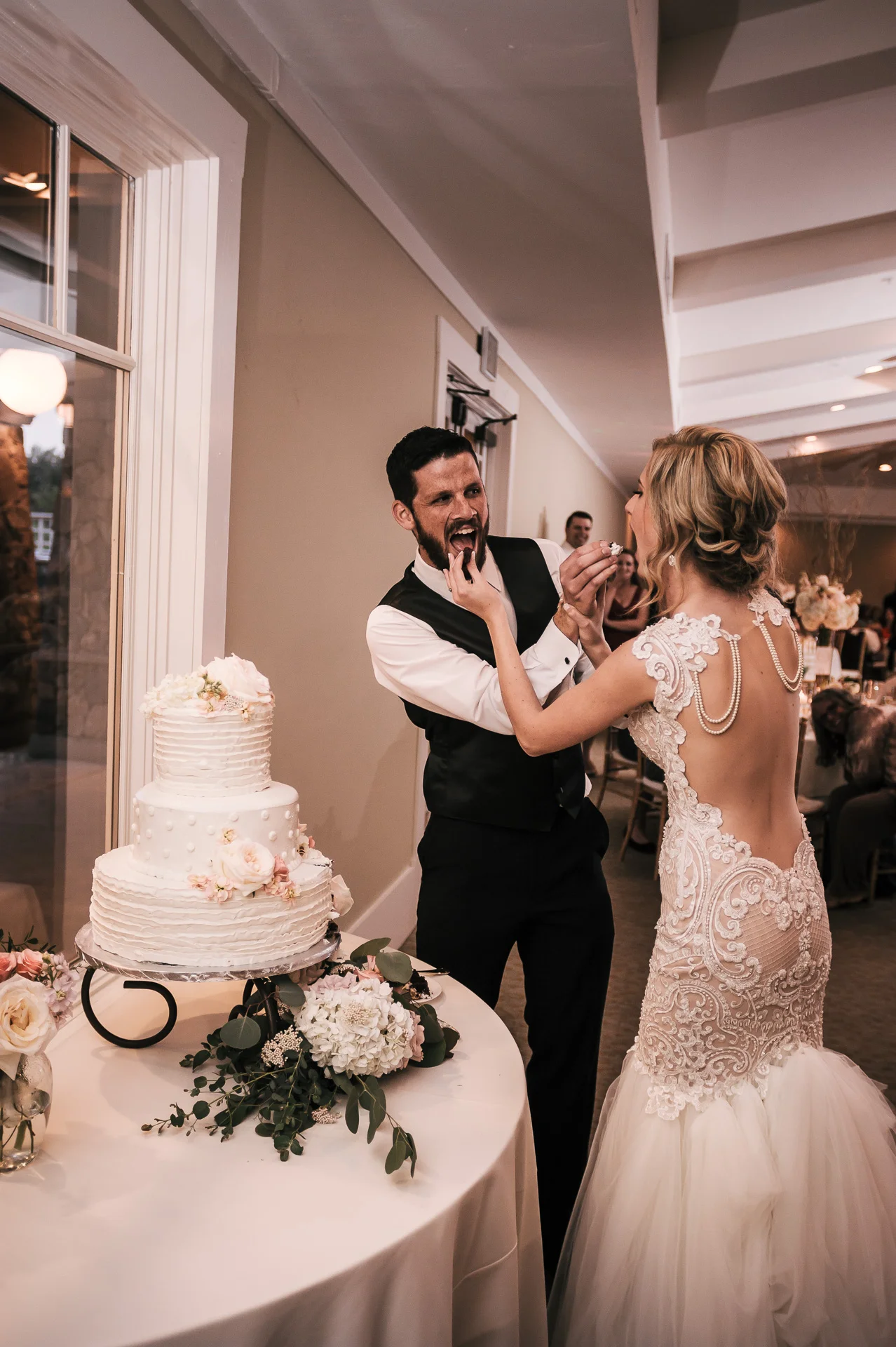 cake cutting at the Twin Oaks Golf Course in San Marcos, San Diegos premier wedding venue