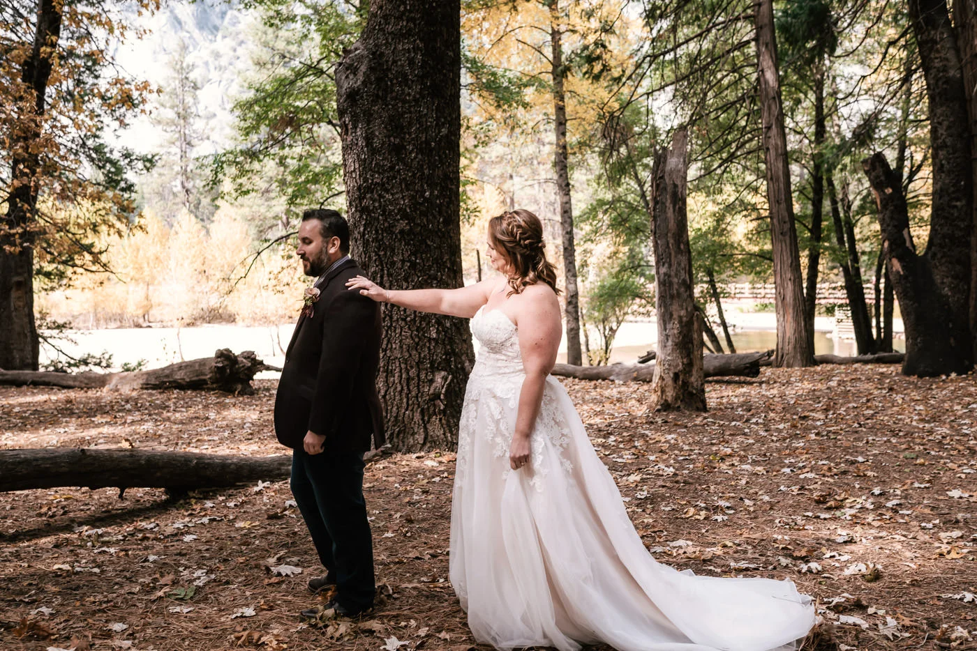 yosemite-swinging-bridge-first-look-wedding-3.jpg