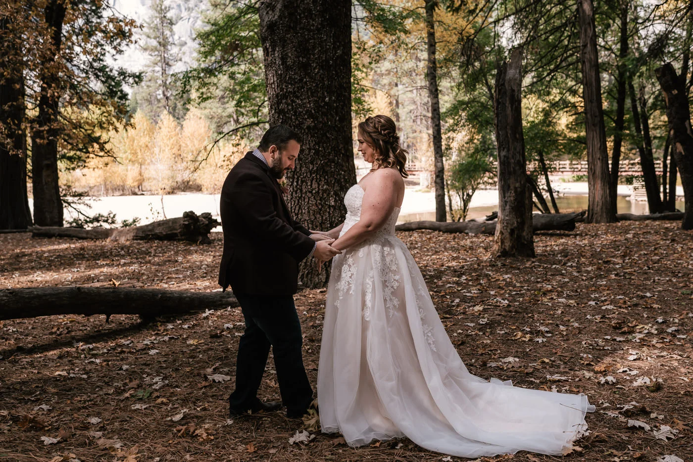 yosemite-swinging-bridge-first-look-wedding-7.jpg