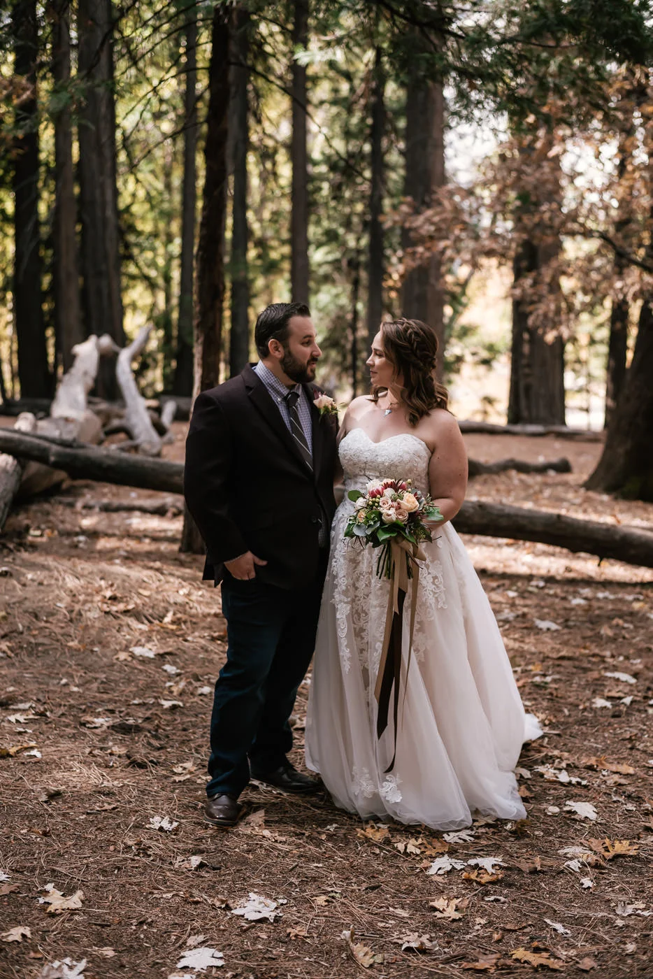 yosemite-swinging-bridge-first-look-wedding-10.jpg