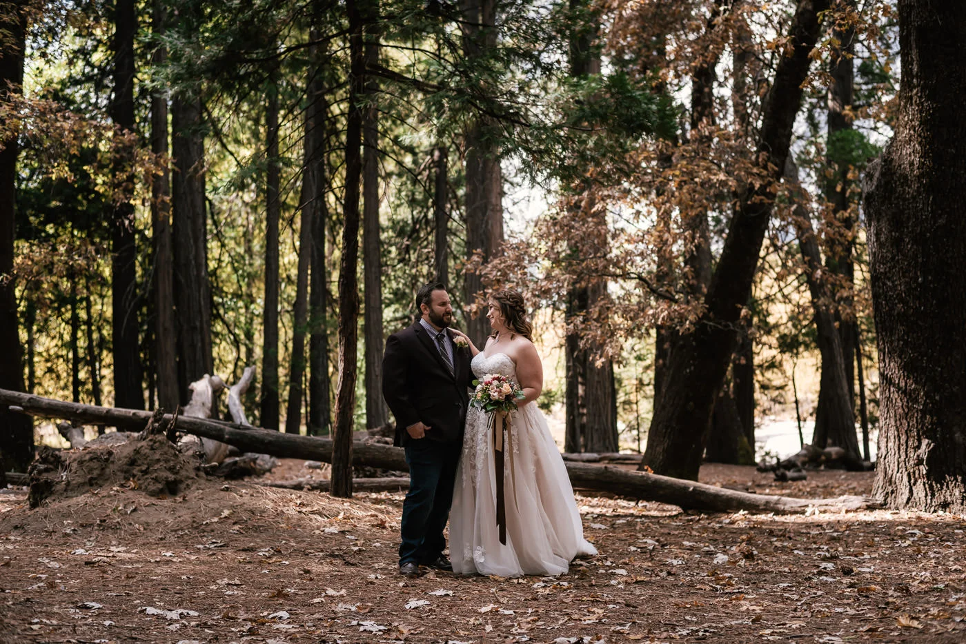 yosemite-swinging-bridge-first-look-wedding-11.jpg