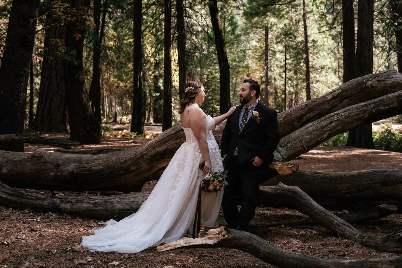 yosemite-swinging-bridge-first-look-wedding-16.jpg