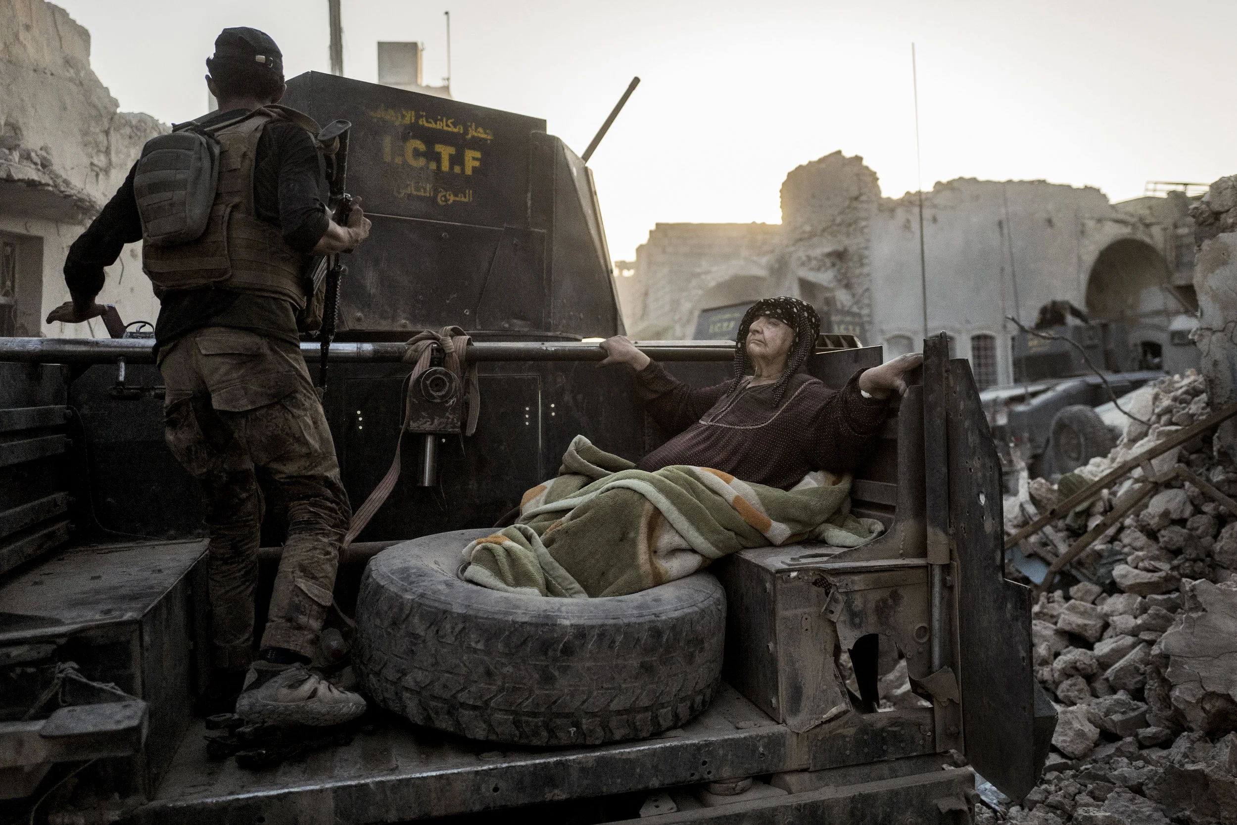  An elderly woman is driven through the city on the back of one of Golden Division’s Humvees. The temperature is nearly 50 degrees celcius, and she’s too weak to get away from the frontline on her own. 11 days later - 10. July 2017 - the Iraqi prime 