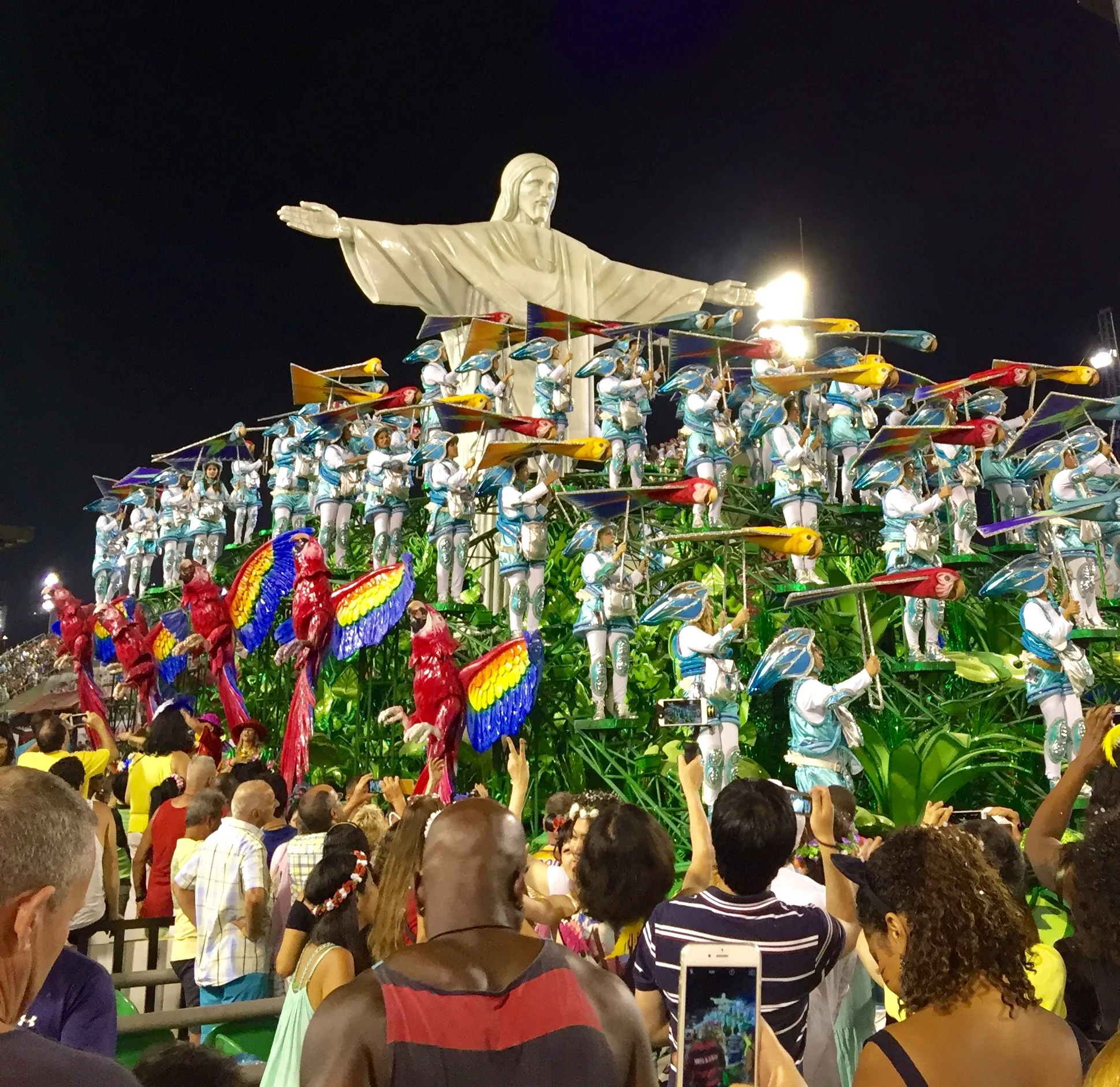 A classic Rio scene of Cristo o Redentor (Christ the Redeemer) was captured in this float.