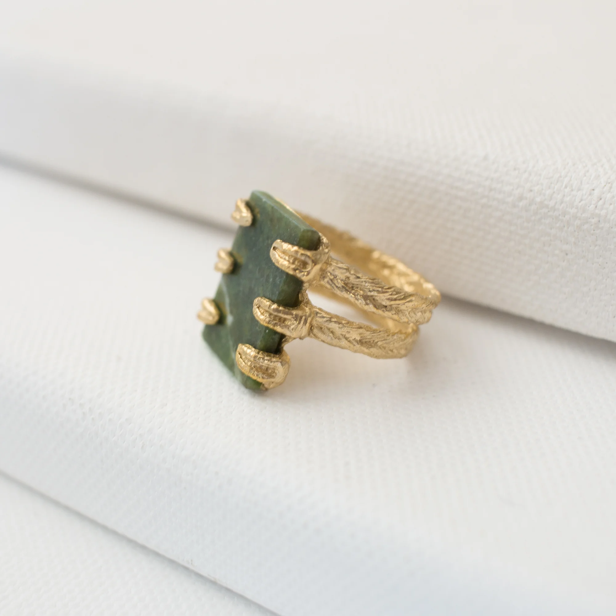 merewif-varuna-ring-gold-jade.jpg