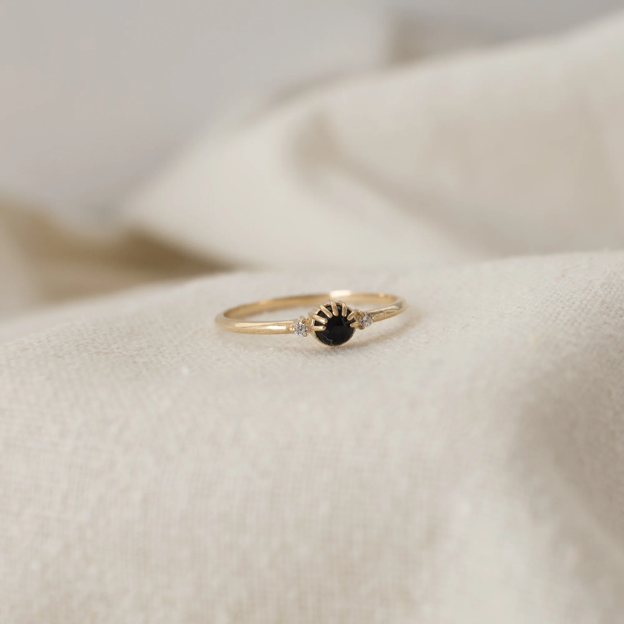 merewif-joyful-eyes-ring-gold-onyx.jpg