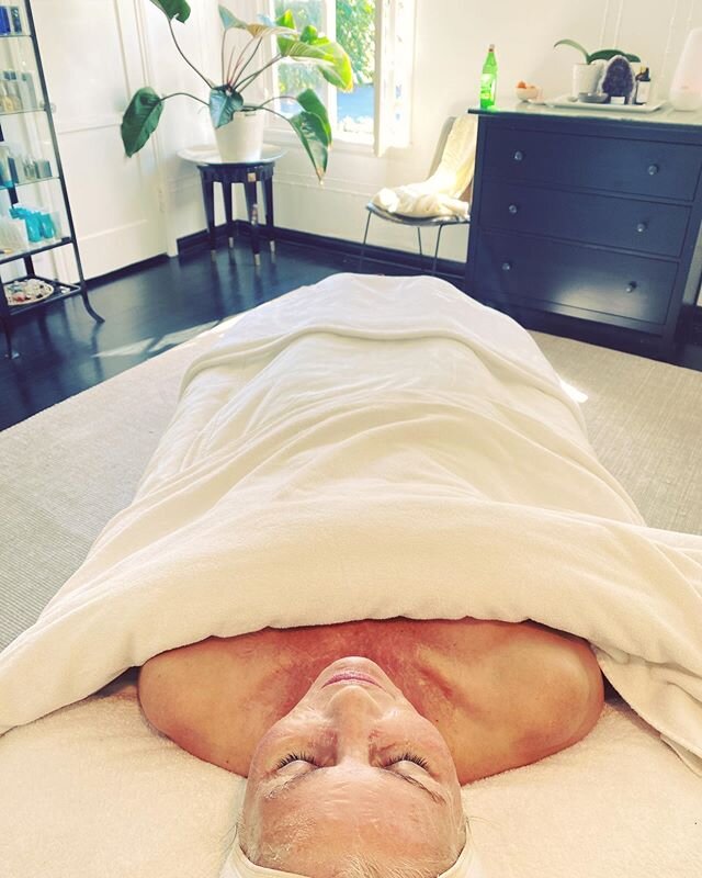 Just a beautiful day at the office. 🧖🏼&zwj;♀️🌞
#skincare #enzymefacial #epicuren #cynmarietherapy #saturdayvibes
