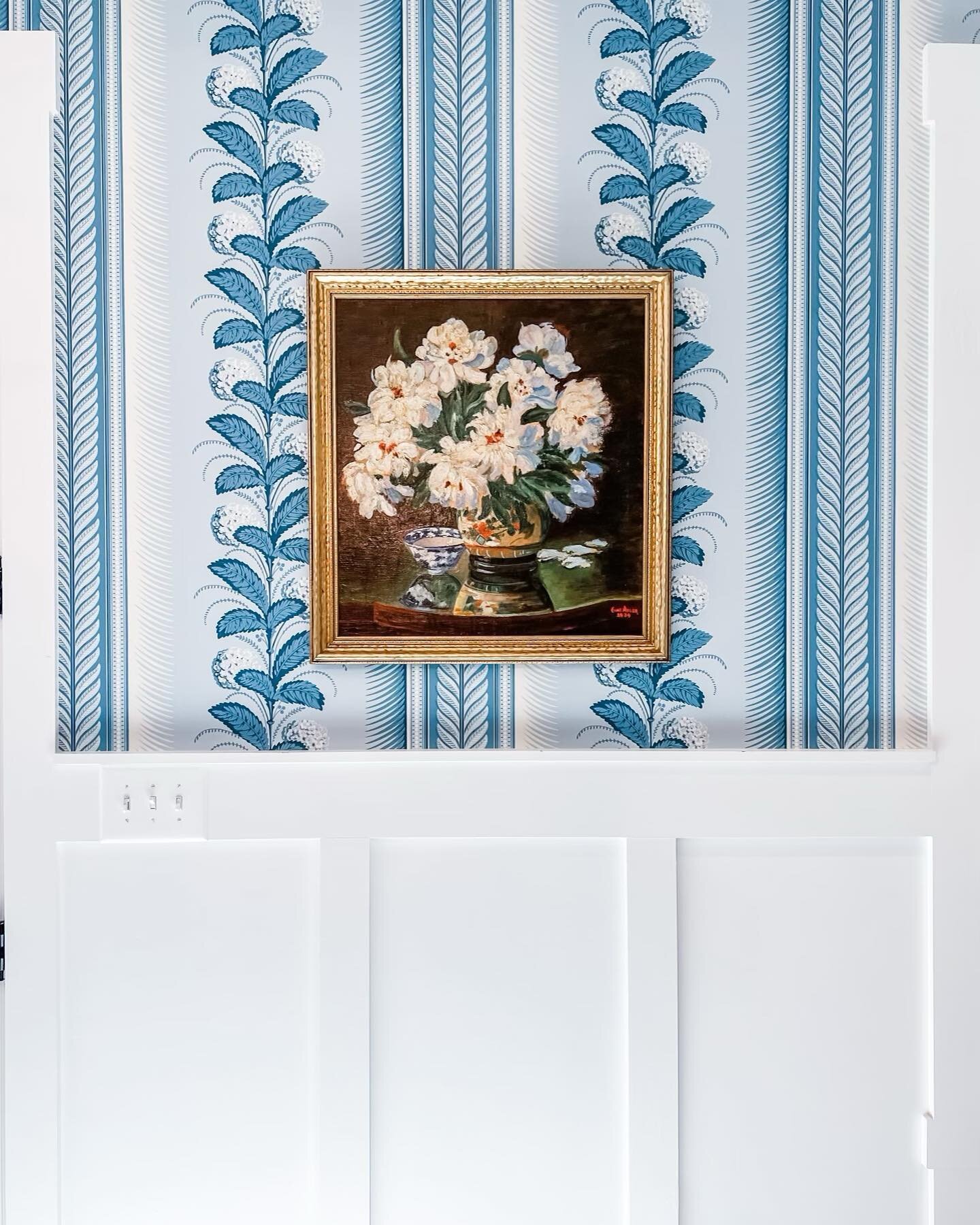 Latest install in a beautiful dining room 💙🍽 #lbwstudio #hydrangeadrape #blueandwhite #stripes #wallpaper #timeless
