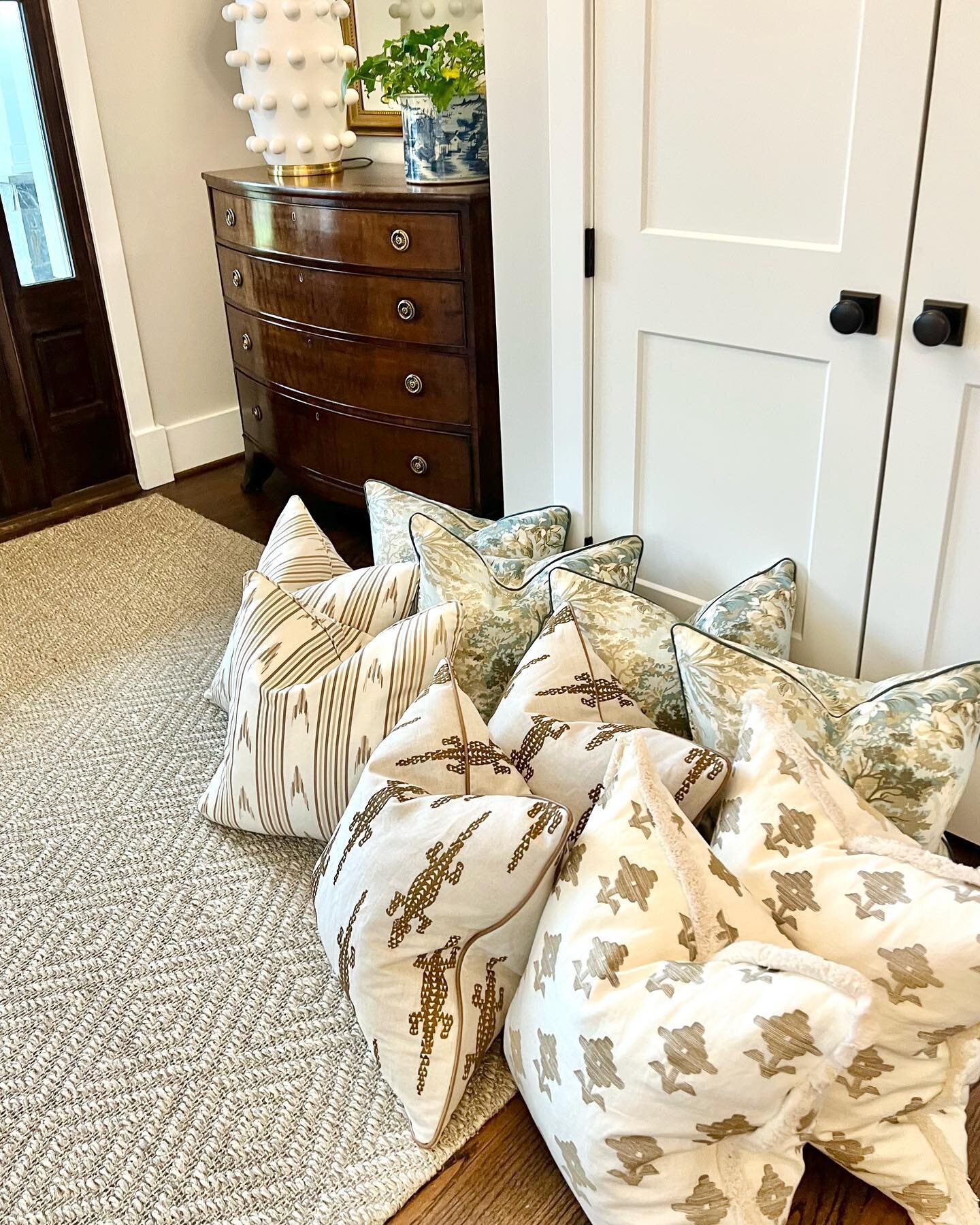 Pillow heaven! ☁️✨There is nothing better than a design delivery! They have arrived and I&rsquo;m so excited to see this special family room come to life before the holidays! 🤍 that they love the details as much as I do: embroidery, leather trim, fr