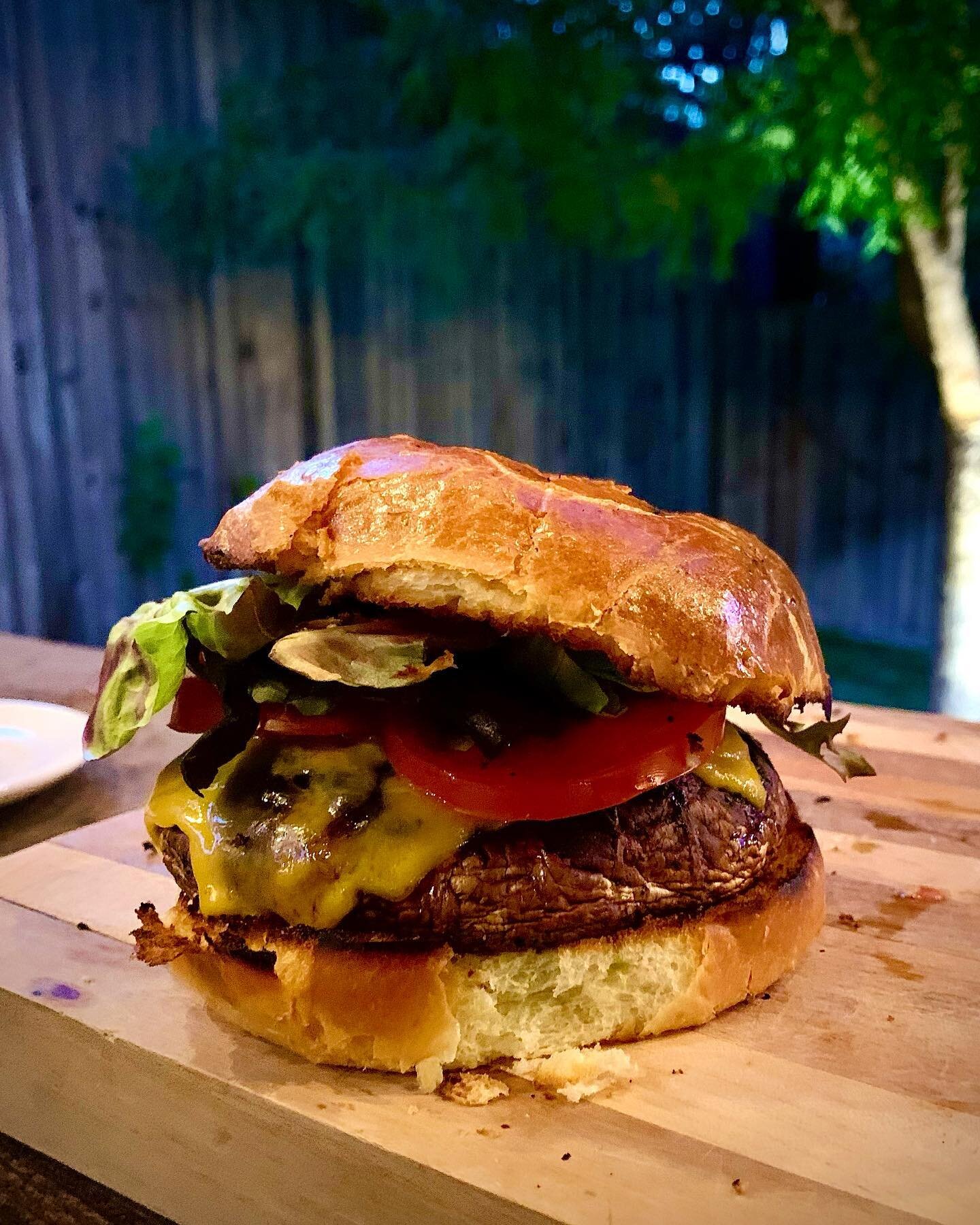 🍔🍄
Thursday night backyard burger, portobello addition. Our recipe could use a little tweaking, but we were just elated to eat outdoors. 

#eatsimple #vegetarian #mushroomburger #thursdaydinner