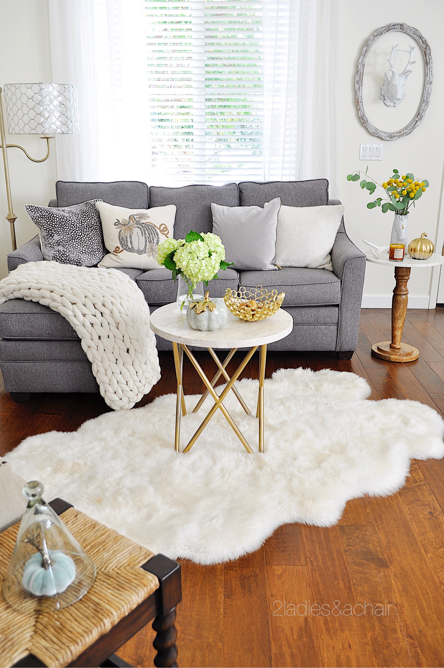 Neutral Living Room Decor For Fall 2 Ladies A Chair