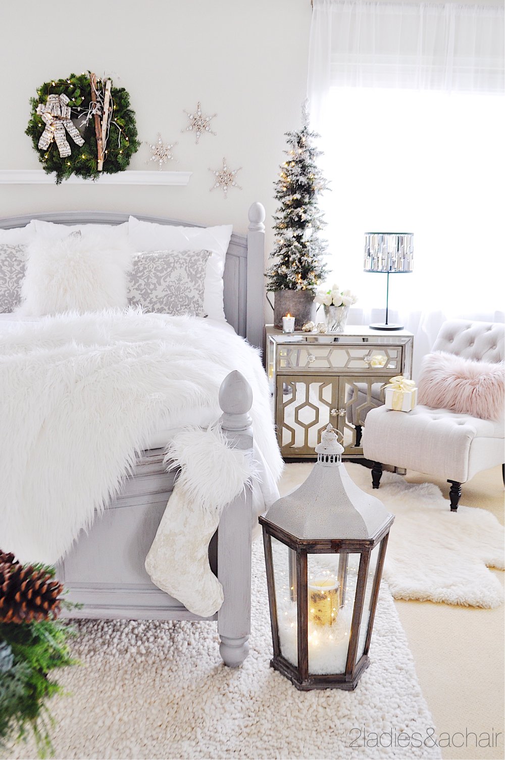Simple Christmas Decor Ideas For Your Bedroom 2 Las A Chair