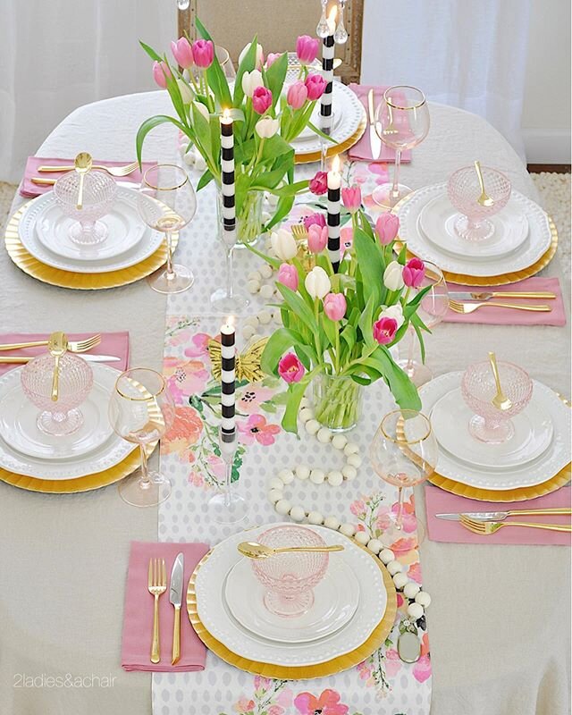 These times are so stressful right now💙I thought I&rsquo;d share a cheery spring table scape from the past. My real life isn&rsquo;t staged or decorated right now. Swipe to see my dining room reality....a 1000 piece jigsaw puzzle we just finished💕?