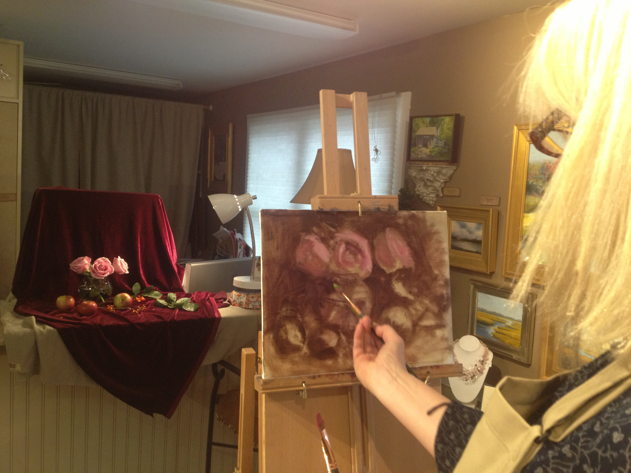 Sissi paints a still life at the gallery -- early lay in and she's onto something really good!