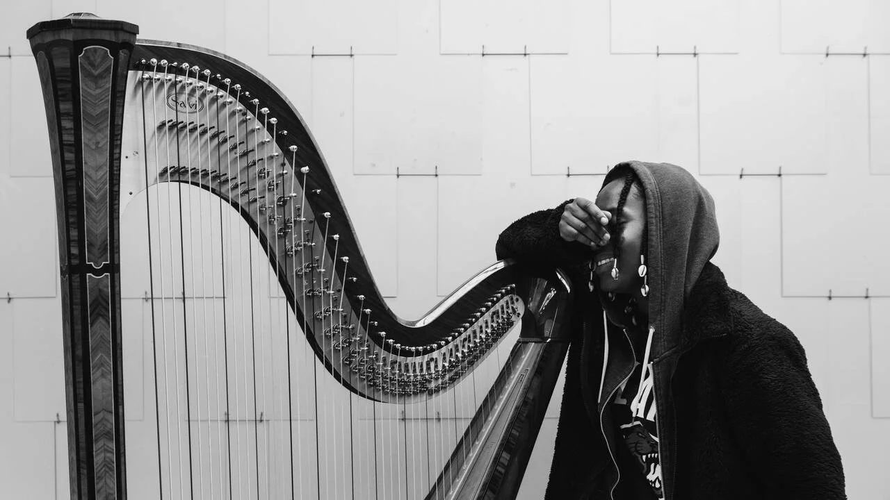 Sophye Soliveau, chœurs libres et harpe engagée