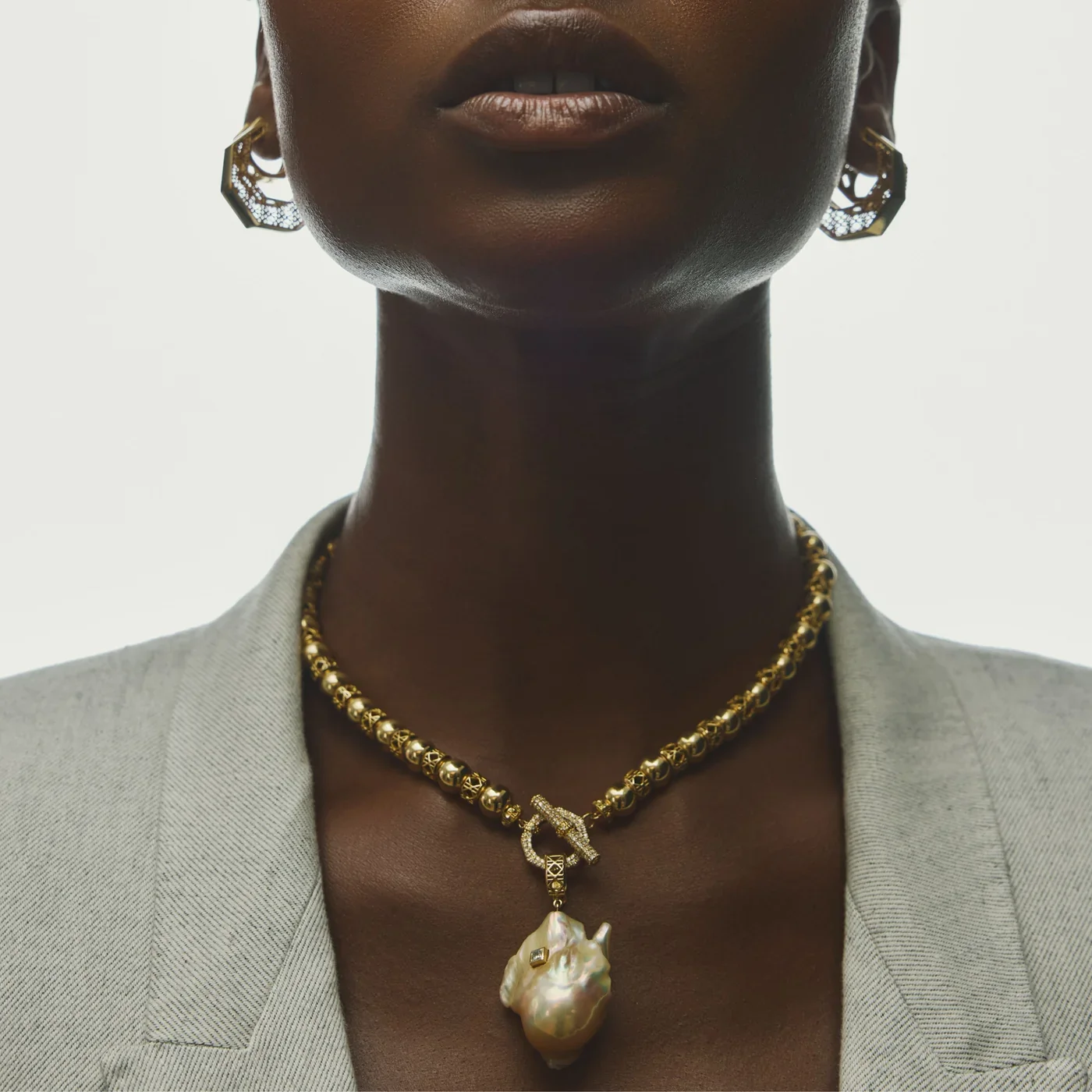moana-luu-fine-jewelry-18k-gold-Yva-bead-doudou-earrings-on-model-close-up.webp