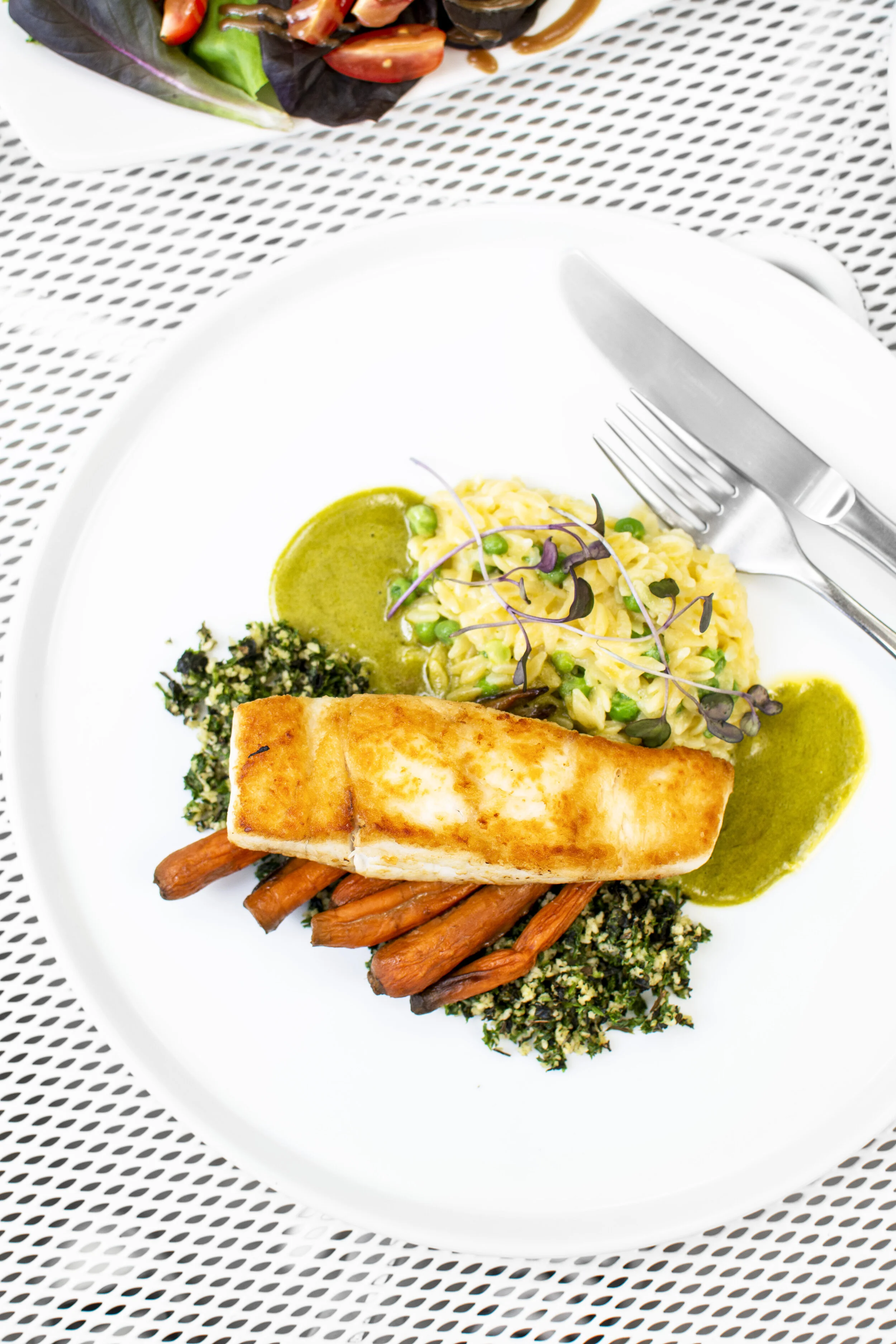 Corvina a la plancha sobre orzo y beurre blanc de albahaca y limón